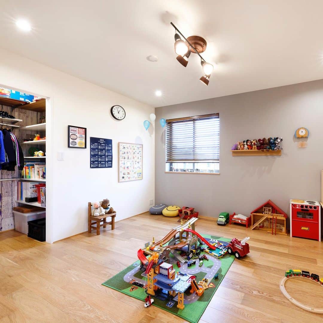 のインスタグラム：「淡いブルーとピンクで部屋の印象を変えた子ども部屋。それぞれ照明や窓掛、家具などのスタイルを変えてコーディネート。 趣味の自転車が飾られている空間は、洗濯物の室内干しスペースとしても重宝しています。  #ヘーベルハウス #建築実例 #ヘーベリアン #子ども部屋 #趣味スペース #自転車スペース #家時間を楽しむ #インテリア #間取りアイデア #interiordesign #instahome #homedecor #kidsroom #architecture #furniture #bicycle #hebelhaus #hebel #hebelwall」