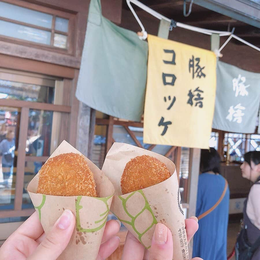 渡邊菜々さんのインスタグラム写真 - (渡邊菜々Instagram)「・ 赤福にコロッケ︎☺︎ 赤福めっちゃくちゃ美味しかった！！ コロッケは写真だけ😂苦手だからさ笑 まみーの胃袋へ😂笑 ・ #伊勢神宮#伊勢旅行 #伊勢神宮おかげ横丁  #おかげ横丁#おかげ横丁食べ歩き  #赤福#美味しすぎ#コロッケ#苦手なのよ #渡邊菜々#わたなな#🌻 #わたななカフェ巡ってみた  #カフェじゃないけど#笑」9月29日 13時22分 - watanana1225