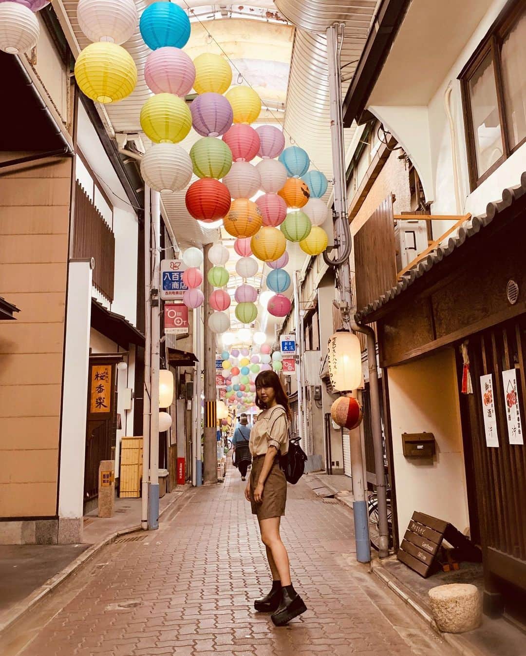 加藤夕夏さんのインスタグラム写真 - (加藤夕夏Instagram)「﻿ ﻿ ﻿ 外に出て少し遠くまで行ってみたり﻿ 色んなものを見て﻿ そこで美味しいものとか食べて﻿ リフレッシュするのが好き！﻿ ﻿ ﻿ かわいくて静かで﻿ 懐かしい香りがする場所だった☺️﻿ ﻿ ﻿ #京都 #kyoto #古川町商店街 ﻿ #提灯 #🏮﻿ ﻿ ﻿ ﻿」9月29日 13時24分 - uuka_nmb