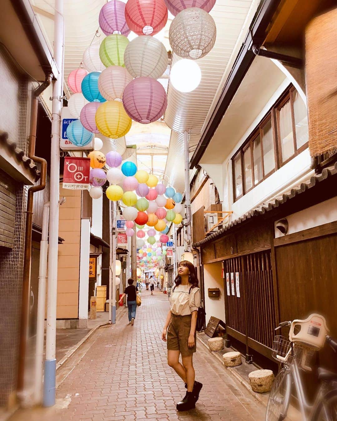 加藤夕夏さんのインスタグラム写真 - (加藤夕夏Instagram)「﻿ ﻿ ﻿ 外に出て少し遠くまで行ってみたり﻿ 色んなものを見て﻿ そこで美味しいものとか食べて﻿ リフレッシュするのが好き！﻿ ﻿ ﻿ かわいくて静かで﻿ 懐かしい香りがする場所だった☺️﻿ ﻿ ﻿ #京都 #kyoto #古川町商店街 ﻿ #提灯 #🏮﻿ ﻿ ﻿ ﻿」9月29日 13時24分 - uuka_nmb