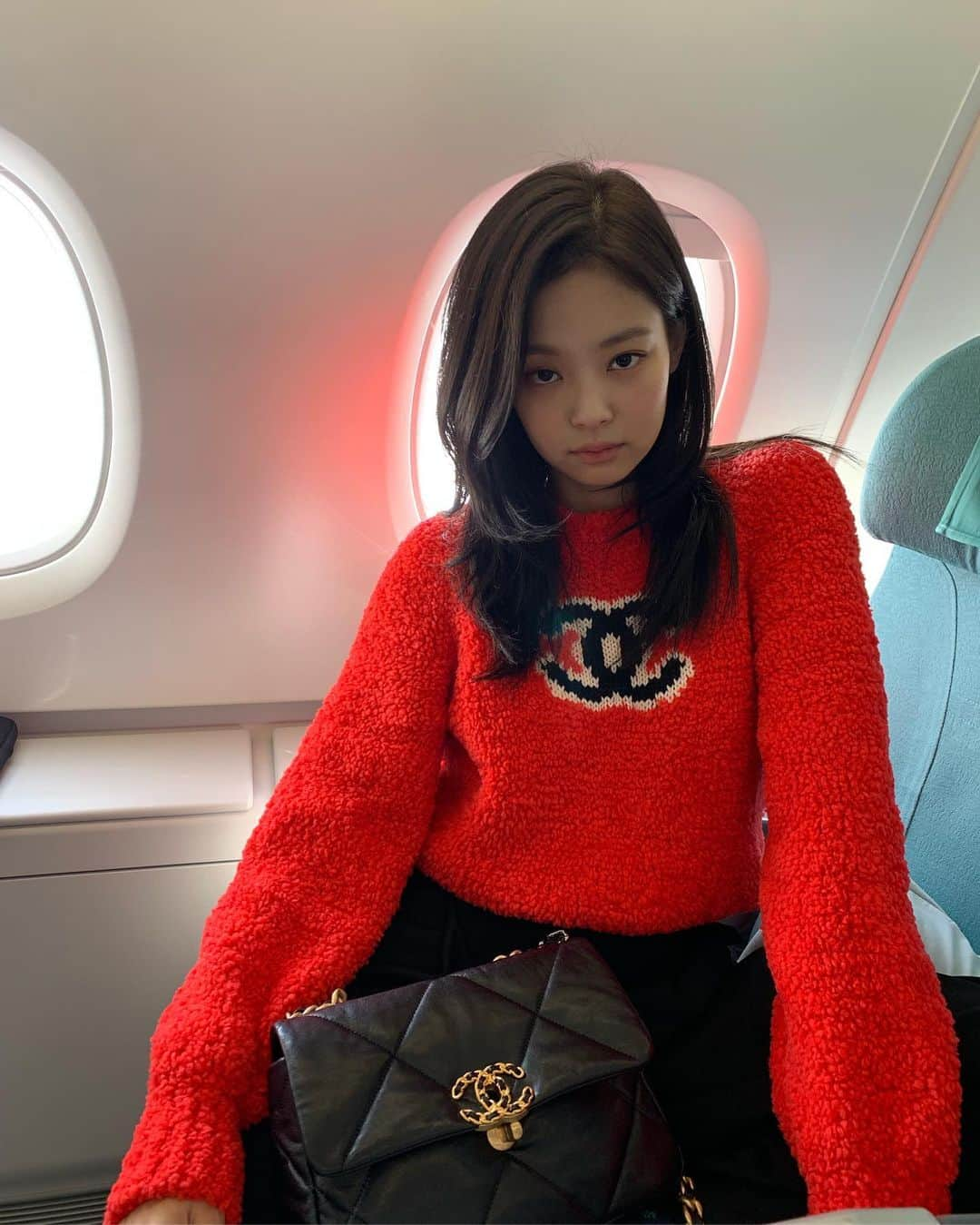 ジェニーさんのインスタグラム写真 - (ジェニーInstagram)「Cozy in red 🌹#handbagCHANEL19」9月29日 13時31分 - jennierubyjane