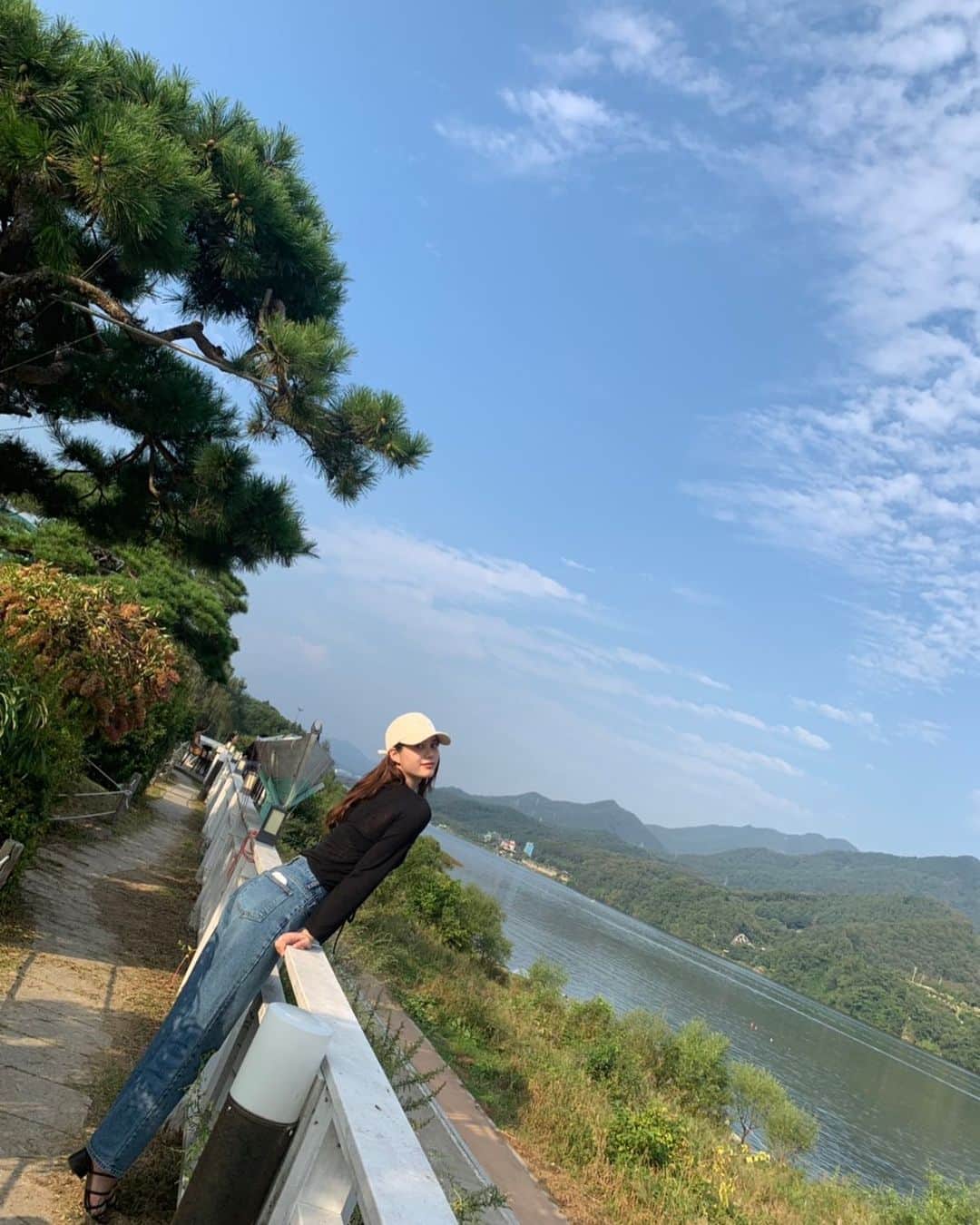 のインスタグラム：「秋晴れ🦚 #한국#가평군#남양주카페#카페더휴#여행스타그램#korea#gapyeong#cafe#cafethehue#韓国#韓国旅行」