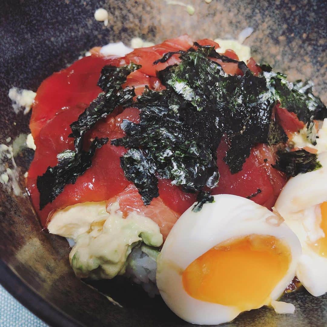 のインスタグラム：「#まるのごはん  アボカドマグロ丼。半熟卵。 ここ2年くらいでアボカド食べられるようになって、最近美味しさに気が付きました。なにより料理が楽で良い。  自炊がストレス発散になってる今日この頃。」