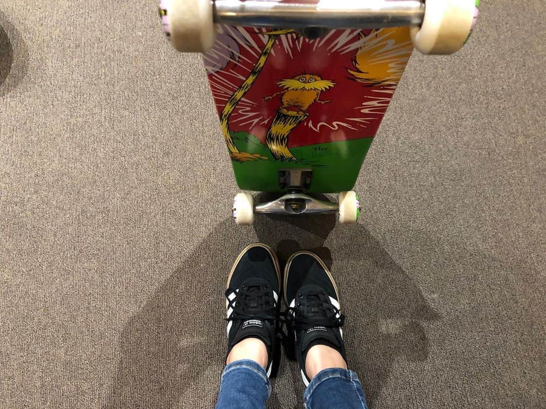 尾島知佳のインスタグラム：「New sneakers👟 #skatergirl #skateboard #skatebording #adidasshoes #adidasskateboarding #blackshoes  #スケボー女子 #スケートボード #スケーター #まずは形から #セール商品 #スケボー #初心者」