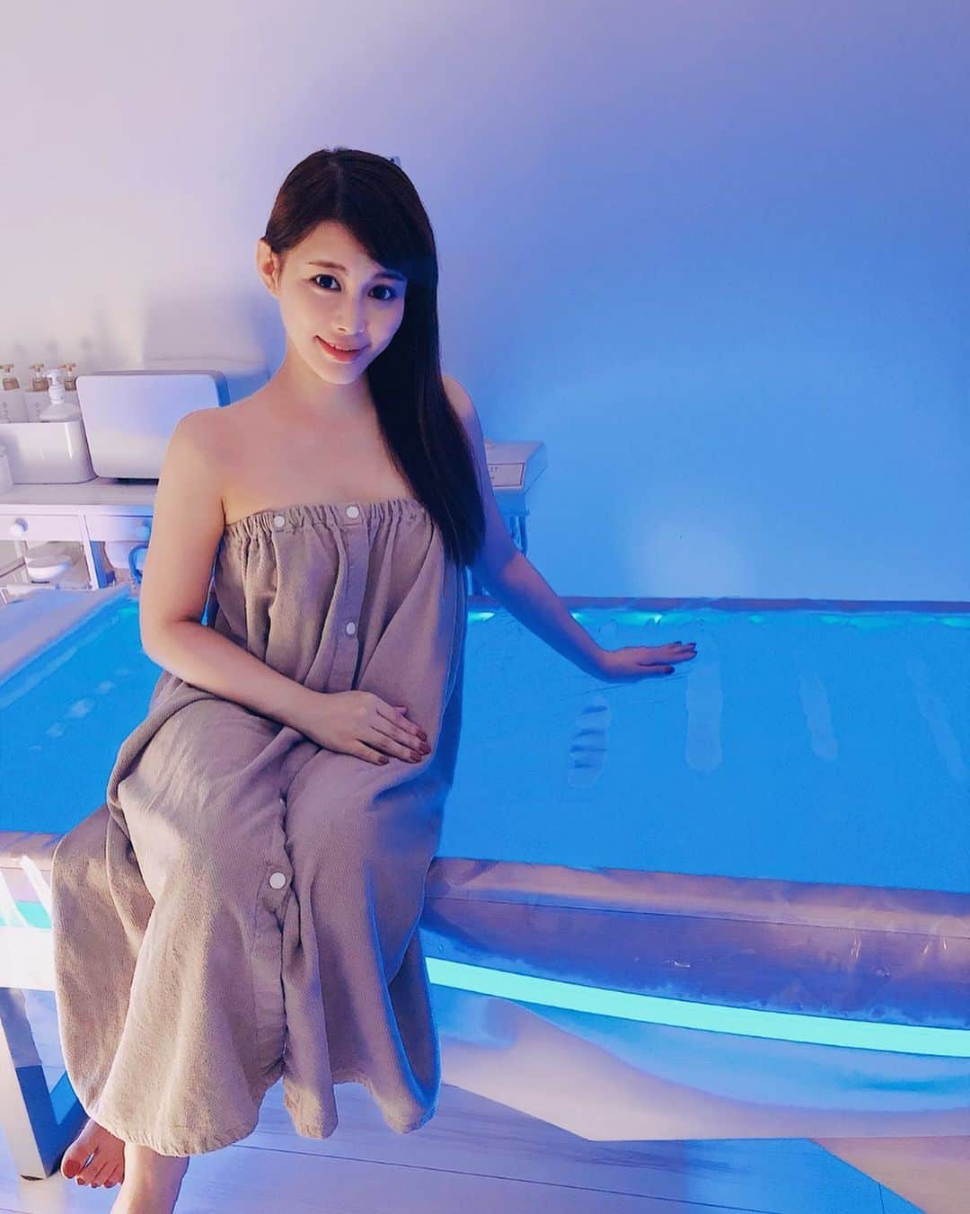 美馬怜子のインスタグラム：「ウォーターベッドの上で、フェイシャルとデコルテのスペシャルケアしてきました💕 . エステ終わったあとって、以外とベッドが固くて身体が疲れていたり、、、💦ということもあるのだけど、こちらのウォーターベッドだとそれが皆無😍💕 . 非日常感に浸れて、穏やかな海の上でマッサージされているようで、心身ともにリラックスできましたよー☺️✨ . 炭酸トリートメントをしてくださるので、輪郭も毛穴もキュッてなって嬉しい💖💖💖 . SPAの日のために、日頃頑張ろうと思える☺️🎵 @yuriko_esthe . #代官山エステ #bouquet #炭酸フェイシャル #小顔効果 #このウォーターベッドは日本に来たばかり#赤ちゃんもokスパ #プライベートサロン」