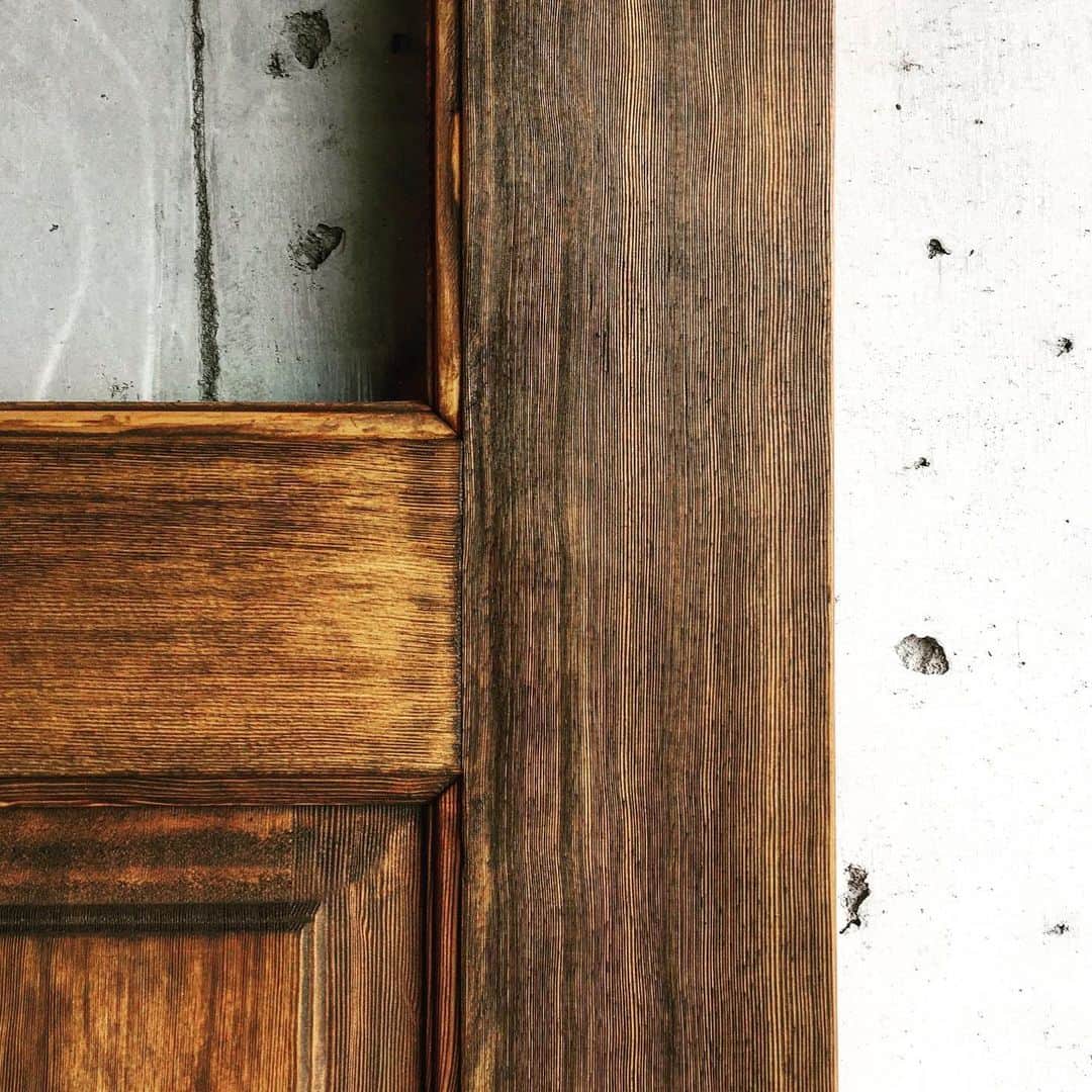 木製ドアの全国通販　ウッドデポさんのインスタグラム写真 - (木製ドアの全国通販　ウッドデポInstagram)「スタンダードな仕上りが様々お好みに馴染みます。ソフトヴィンテージ玄関ドア仕上りました。続々ご注文ありがとうござます！ @wood_depot #ソフトヴィンテージドア #木製ドア #木のドア #玄関ドア #室内ドア #アンティーク風ドア #ビンテージドア #ヴィンテージ #自宅カフェ #自宅ショップ #トリミング #カフェ改装 #カスタムドア #ネイルサロン #ネイルサロン改装 #古民家改装 #古民家再生 #マイホーム計画中 #新築 #店舗 #美容室改装 #リノベ #リノベーション #店舗デザイン」9月29日 14時05分 - wood_depot