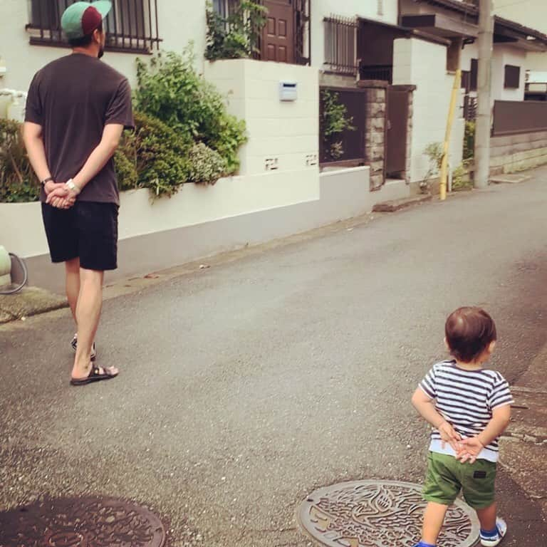 深水元基さんのインスタグラム写真 - (深水元基Instagram)「息子、初めての運動会。 かけっこ、パプリカダンス、感動(TT) 帰り道、俺と同じポーズで歩く(^^) #息子 #運動会 #同じポーズ」9月29日 14時20分 - fukami_motoki