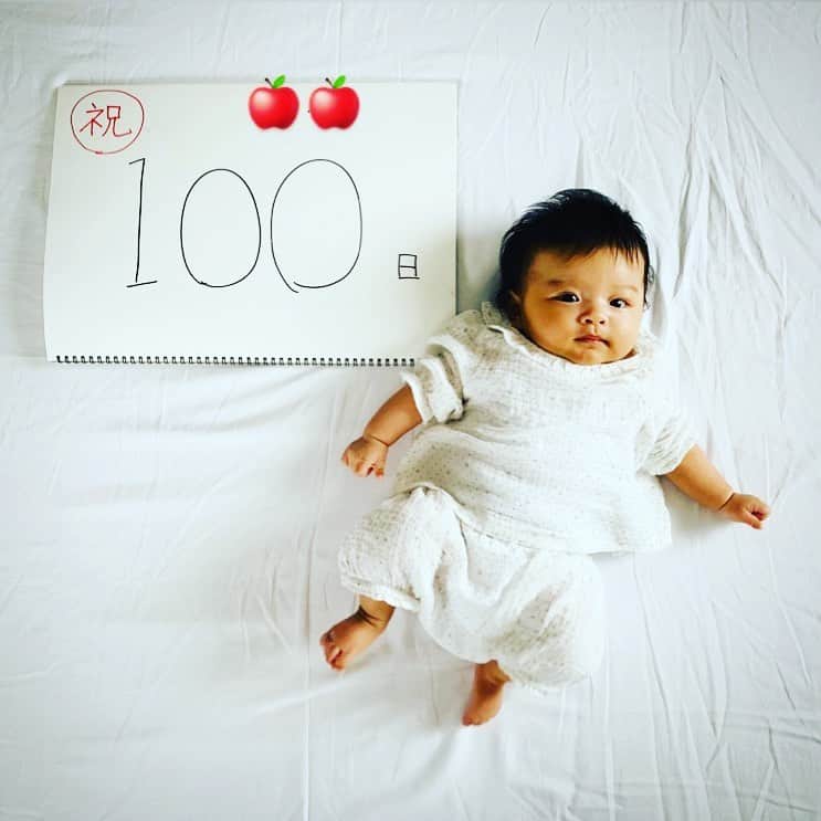 小濱なつきのインスタグラム：「㊗️100日🎊 可愛いバルーンとか全然用意もせず、画用紙に手書きでごめんよ📝 #hellomybaby #babygirl #祝 #100日 #手書きでごめん」