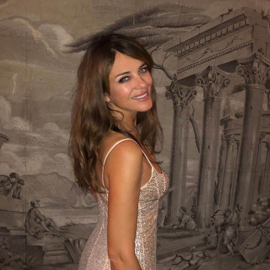 エリザベス・ハーレイさんのインスタグラム写真 - (エリザベス・ハーレイInstagram)「Herefordshire nights 😘」9月29日 6時44分 - elizabethhurley1