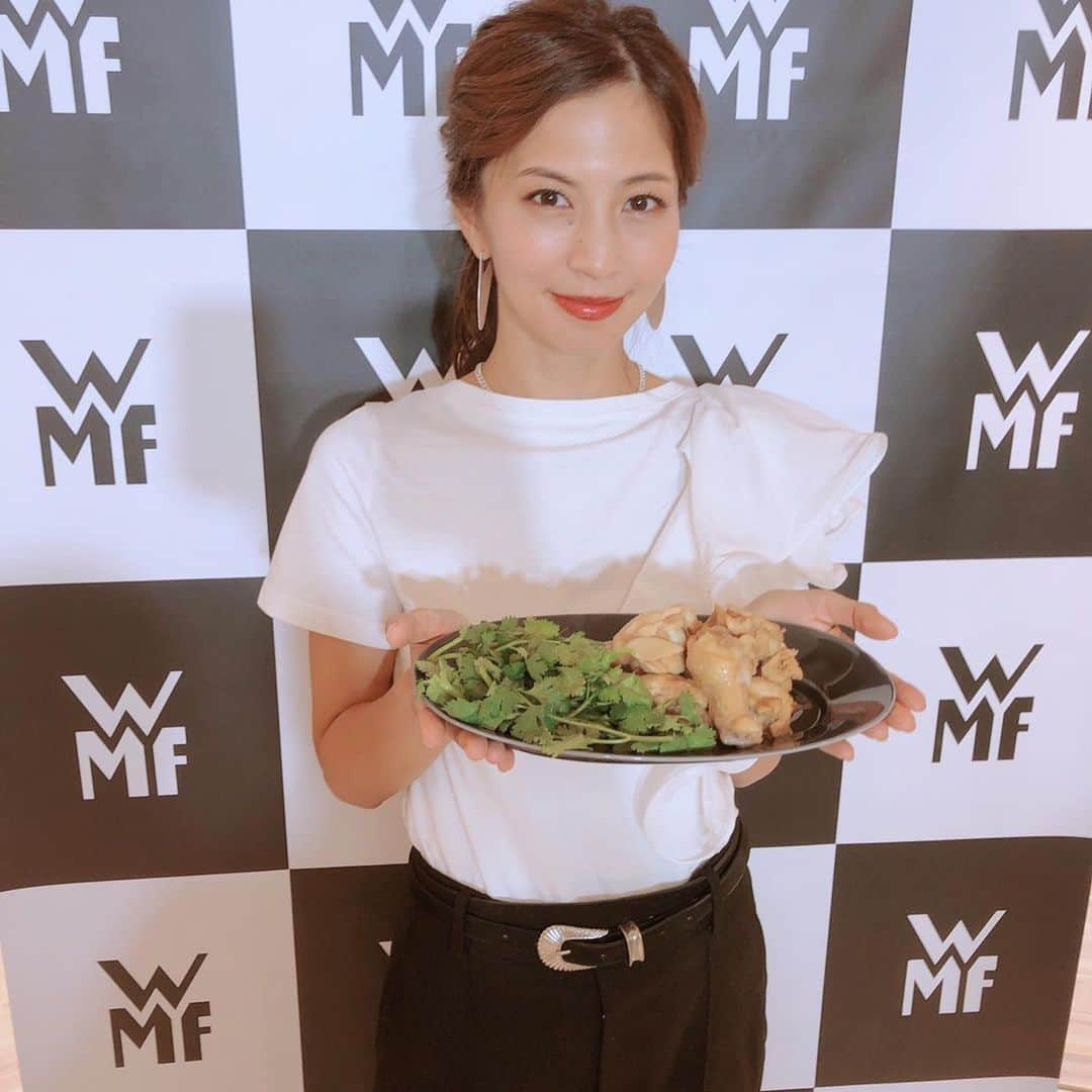 安田美沙子さんのインスタグラム写真 - (安田美沙子Instagram)「昨日は、WMFのトークイベント😊❤️✨お料理、２つ作りました😊WMFでお米を炊くと、粒が立って、つやつや美味しい✨ 卵焼きを焼くと、一目瞭然、ふわふわして、格段に卵自身の味を感じれる。お野菜も色鮮やか🌿 天然素材でとても安心して、日々のお料理に活躍しています。 楽しいイベントありがとうございました❤️ . . . tshirt... @saaageboutique  pants... @beautifulpeople_officialsite  belt... @beautifulpeople_officialsite  #wmf @wnfoficial #鍋 #圧力鍋 #フライパン #フュージョンテックミネラル」9月29日 6時48分 - yasuda_misako