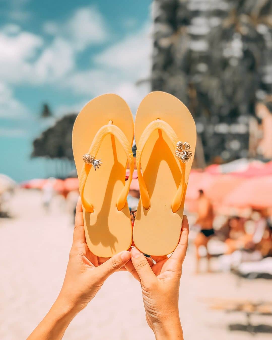 Popits Hawaiiのインスタグラム：「All you need is a good dose of vitamin sea⛱️⁠ ⁠ ⁠ #popitshawaii #ポピッツ #sandals #charms #alohastate #luckywelivehawaii #waikiki #footwear #thong #happyfeet #flipflops #slippers #ハワイ #ハワイ旅行 #ハワイ好き #ハワイ大好き #ハワイ好きな人と繋がりたい #ビーチサンダル #フラ #フラダンス #占い #honolulu #oahu #hibiscus」