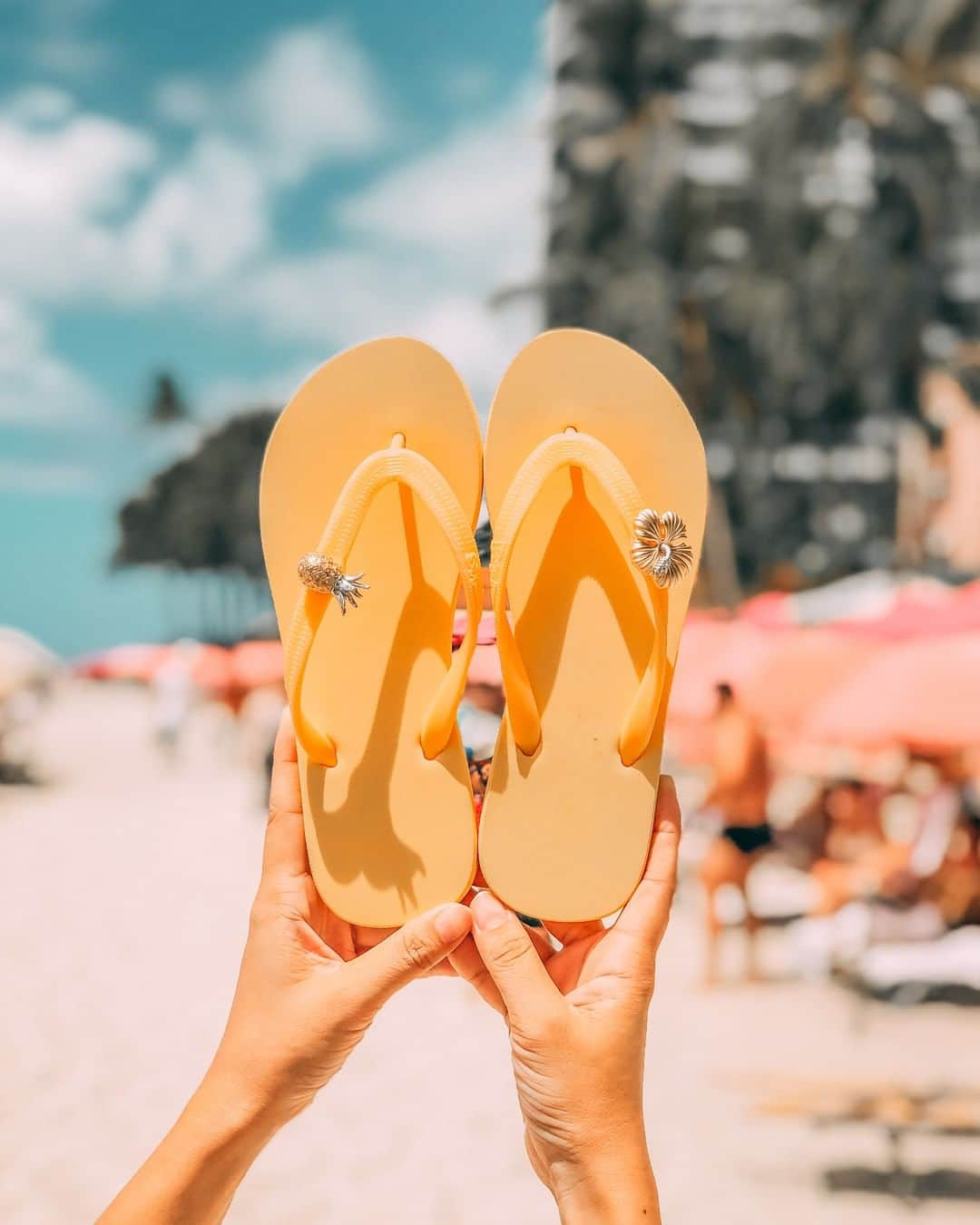 Popits Hawaiiさんのインスタグラム写真 - (Popits HawaiiInstagram)「All you need is a good dose of vitamin sea⛱️⁠ ⁠ ⁠ #popitshawaii #ポピッツ #sandals #charms #alohastate #luckywelivehawaii #waikiki #footwear #thong #happyfeet #flipflops #slippers #ハワイ #ハワイ旅行 #ハワイ好き #ハワイ大好き #ハワイ好きな人と繋がりたい #ビーチサンダル #フラ #フラダンス #占い #honolulu #oahu #hibiscus」9月29日 7時00分 - popitshawaii