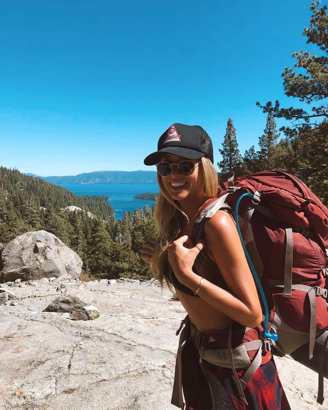 Daniella Graceさんのインスタグラム写真 - (Daniella GraceInstagram)「Got a little backpacking trip in through Deso before the snow starts falling again! 🏔 We ended up hiking 20 miles, stopped for a shower in Lake Genevieve, had a dance party in the woods, then ended the adventure in Meeks Bay. Even though I can’t feel my legs today my soul was in need of that.. 🙌🏼🌲」9月29日 7時18分 - daniellagrace