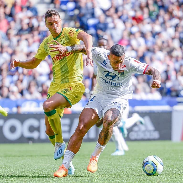 アンドレイ・ジロットのインスタグラム：「Bon travail d'équipe plus ➕3️⃣ points 👊🏼🔰 #adidasfootball #gloriaadeus #fcnantes」
