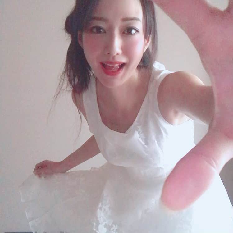 のインスタグラム：「ぎゅーっモーニン♡  曇り雨だけど 好きな服着たら テンションあがりゅ〜🥰 やっぱり白って好き〜💕 #おはようございます #goodmorning  #risa #me  #model  #フリーモデル #白 #white #コーデ  #ファッション #モデル #instagood #instagram #instalike #singlemother  #高校生ママ #instagramjapan #tokyo  #フォト #photo #photography #写真  #instadaily #アラフォーママ #celibacy  #single #Japanese #happy」