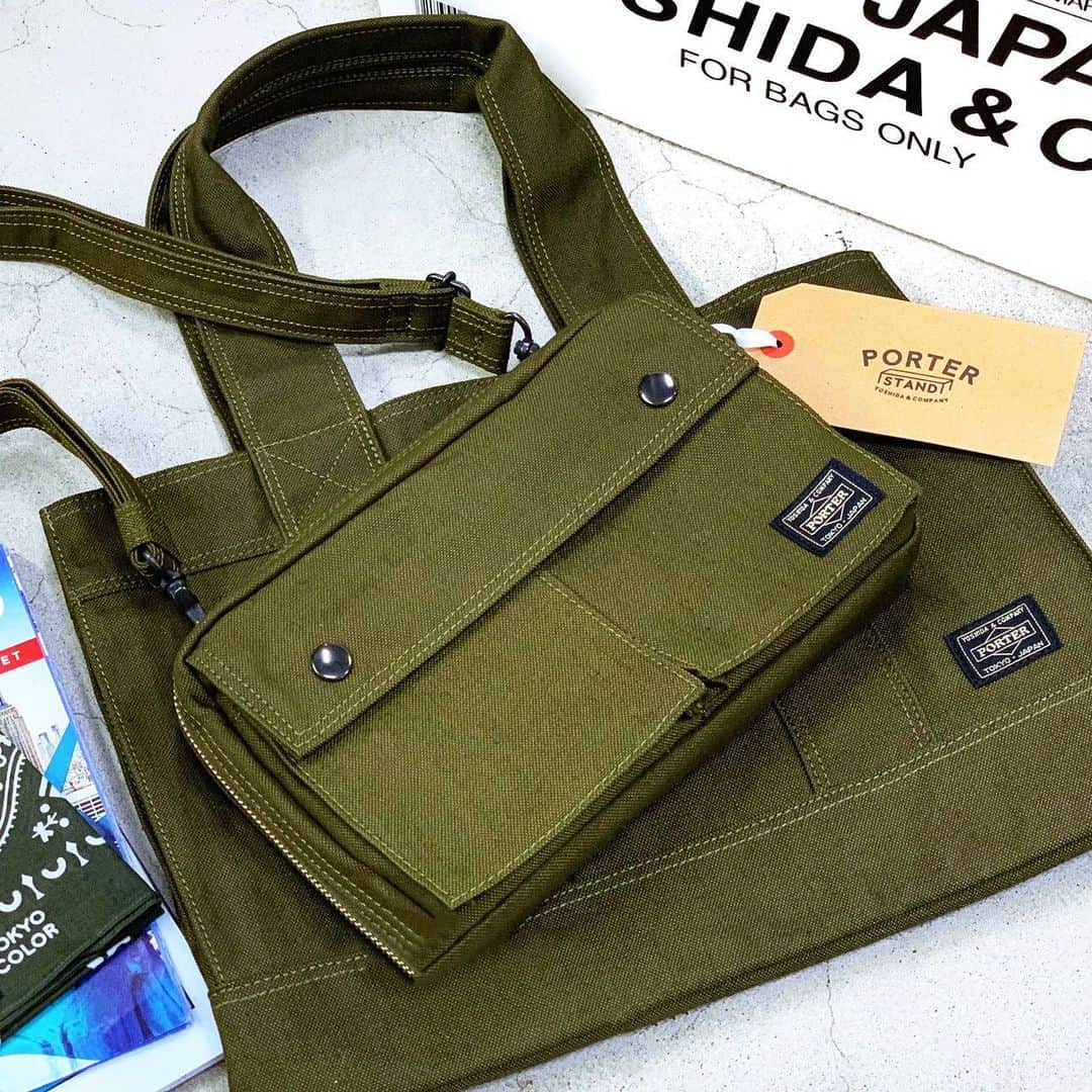 のインスタグラム：「『PORTER STAND SHINAGAWA STATION』  おはようございます。 本日は、ご好評いただいている「ポーター スモーキー」シリーズより2WAYショルダーバッグをご紹介いたします。素材は縦糸にジンバブエコットンのムラ糸、横糸にコーデュラ®ナイロン糸を用いて織り上げた吉田カバンオリジナルのコーデュラ®ダック生地を採用。限定カラーのオリーブはオリジナル生地特有の素材感をさらに引き立たせ、今までにないミリタリー感を表現しています。本日ご紹介する2WAYショルダーバッグは、取り外し可能なハンドストラップが付属しポーチとしてもお使いいただける2WAY仕様。ちょっとしたお出かけや、ご旅行の際のサブバッグにおすすめです。 是非、店頭でお手にとってご覧ください。  ポーター スモーキー ショルダーバッグ ￥17,500（税別）  #yoshidakaban #porter #吉田カバン #ポーター #luggagelabel #porteryoshida #porterflagshipstore #kurachikabyporter #potr #porterseoul #madeinjapan #japan #porterstand #shinagawa #tokyo #station #smoky #shoulderbag #trip #olive」