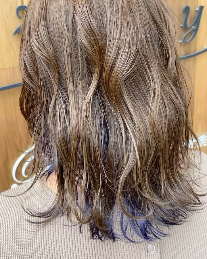 【北堀江・美容室 peaks hair】のインスタグラム：「. . . インナーカラー❌オーキッド✨ . インナーカラー🍇パープル デザインカラーはお任せ下さい🙋‍♂️ 10月もご予約が埋まりやすいので、お早めのご予約をおすすめ致します✨🙇‍♂️ . . スタイリスト リュウスケ . . #インナーカラー#ケアブリーチ#外国人風カラー #外国人風#aujua#ヘアカタログ#ヘアカラー#ヘアスタイル#ヘアアレンジ#髪型#イルミナカラー#hair#beauty#makeup #大阪美容室#おしゃれさんと繋がりたい #写真#photo#写真好きな人と繋がりたい #大阪カフェ#大阪ランチ #マツエク#ネイル#エステ#ファッション#コーデ#アッシュ#グレージュ#外ハネボブ」