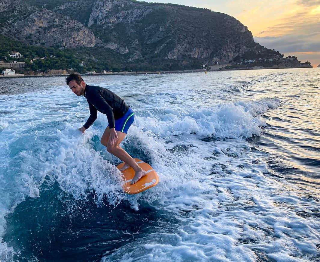 ジェームズ・ロシターのインスタグラム：「Weekend vibes with good friends before it gets too cold! Got hit by a few jelly fish today!」