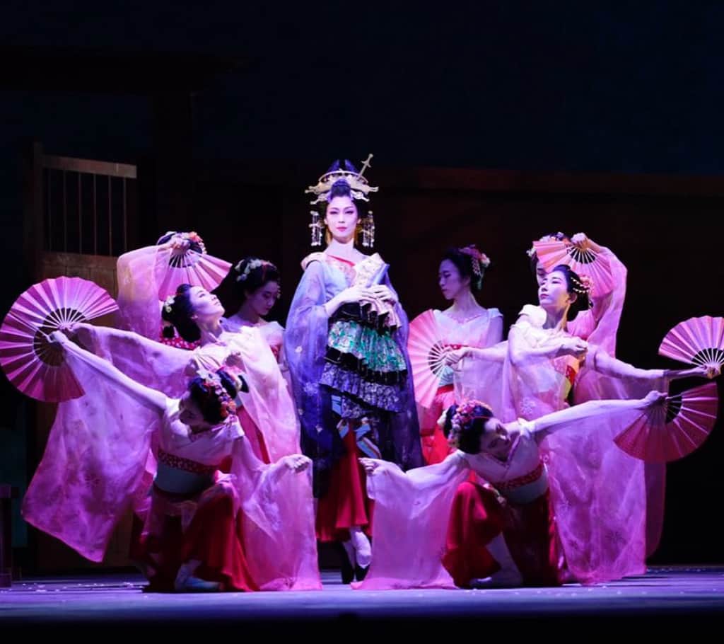 中村祥子のインスタグラム：「「Madame butterfly」の初日が 終わりました。たくさんの方々が「和」と「洋」の世界を楽しみにして下さっていたと思います。 今回、「Oiran花魁」と「Madamebutterfly マダムバタフライ」を演じさせて頂きました。 今回の役は、とても難しい… 。いつもとは違った動き、動きの中のテンポ、顔や手や指先への繊細な動き、足さばき…いろいろな要素が今までとは違いました。日本人だからといって素敵に表現できるとは限らない難しさ、戸惑いがありました。 バタフライに関しても、とても繊細で 奥深い表現を見つけださなくてはならず、動き方、表現の仕方によっては全く意味合いが変わってしまうほど繊細で、ひとつひとつが本当に大切であり、動き方、踊り方への新たな体験をすることができました。今回もたくさんの素敵な方々がこの作品に携わり一緒に頑張って下さり、本当に感謝の気持ちでいっぱいです✨✨ こうやって舞台に立ち、日本人女性を演じ踊れたことは、とても貴重な経験ですし、この作品を演じるにあたって様々な素晴らしい方との出会いから頂いたインスピレーションは、これから先にも繋げて大切にしていきたいです。まだまだマダムバタフライの舞台は続きます‼️是非、たくさんの方々に「和と洋」の素敵な✨世界感をお楽しみ頂ければ嬉しいです。私も最後まで、まだ何かあるであろうものを追い求め、演じ、作品を深め踊りきりたいと思います。#kバレエ #premiere #performance #oiran #madamebutterfly #todarisako#miyaoshuntaro #shokonakamura #yamadaran」