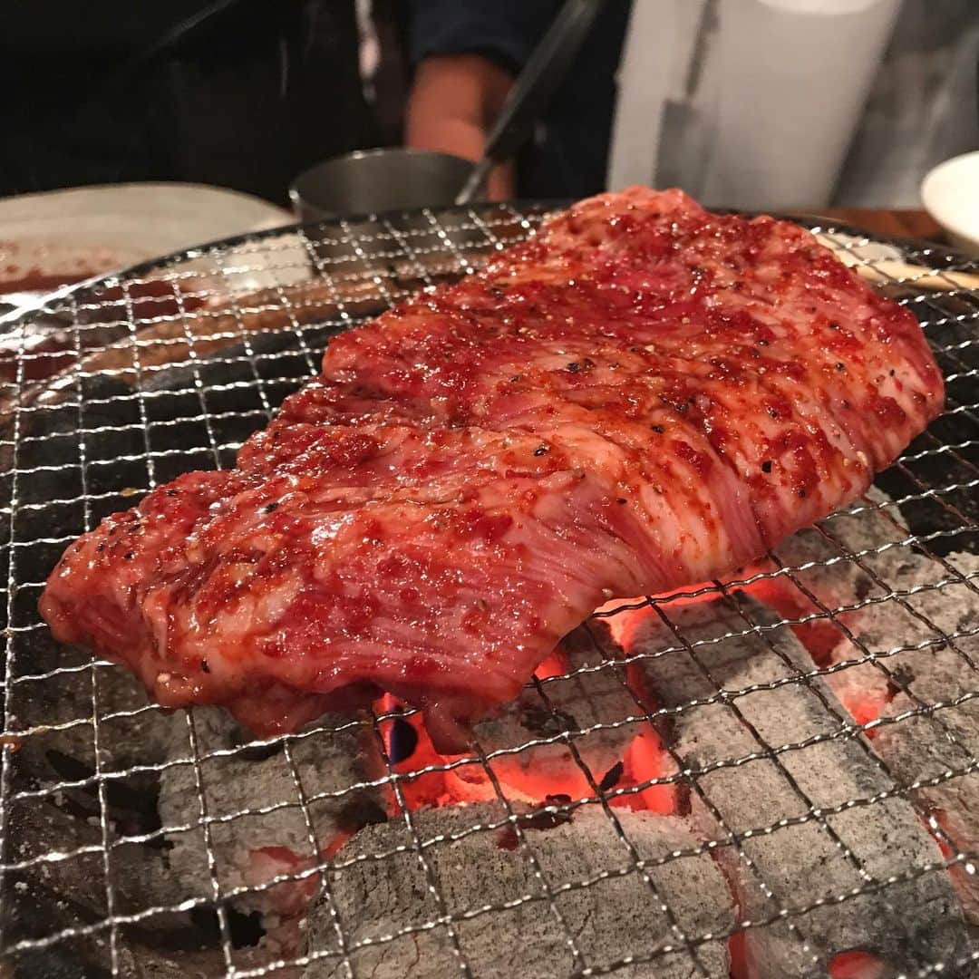 栗原友さんのインスタグラム写真 - (栗原友Instagram)「約200gのハラミの塊肉食べに、韓てらへ。とくさんいってらっしゃい！」9月29日 8時52分 - kuri__tomo
