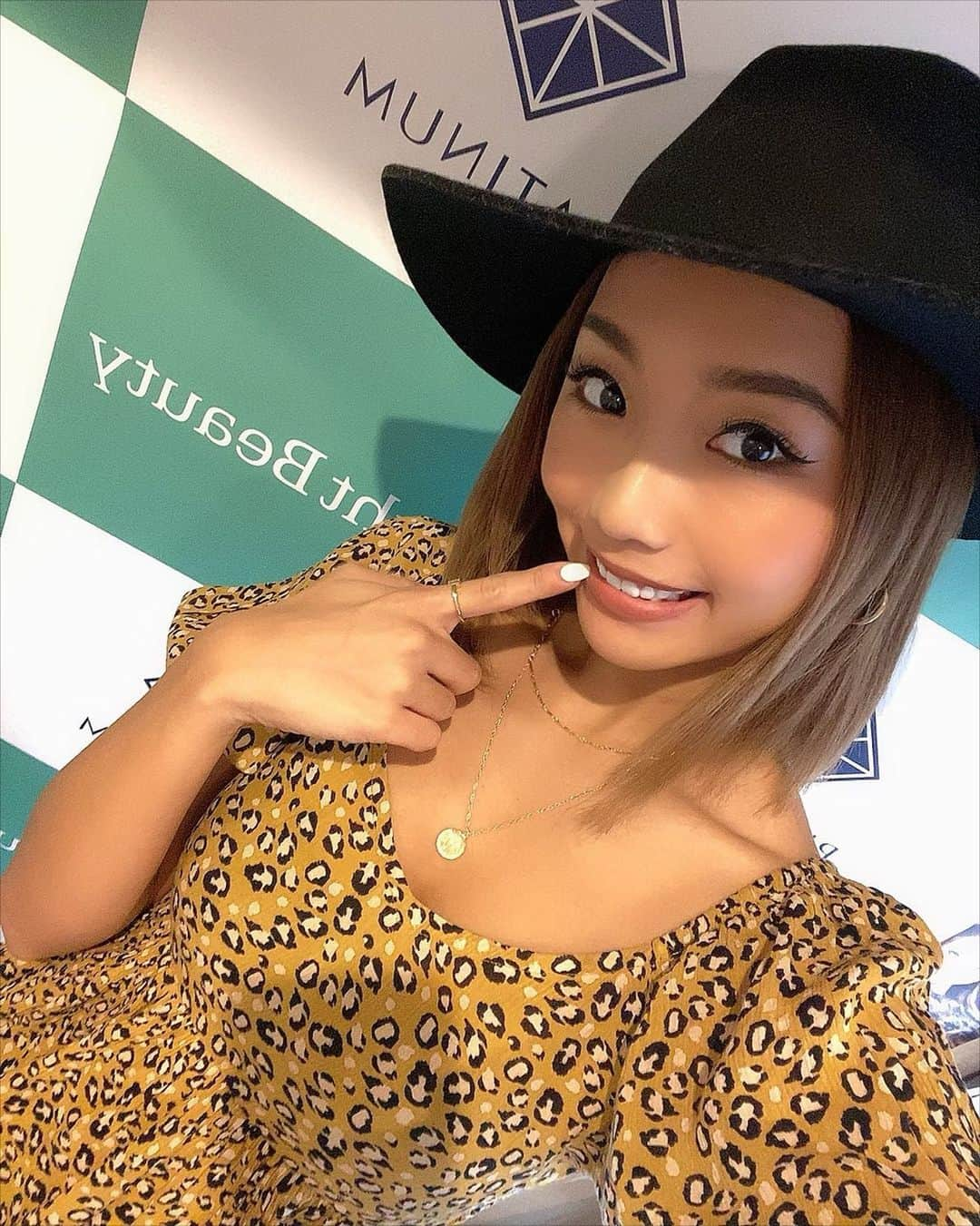 逢田ゆんさんのインスタグラム写真 - (逢田ゆんInstagram)「. @light_beauty_este_ginza でホワイトニングしてきたよ✨4トーンもアップした🦷❤️感動。ホワイトニング後の飲食制限もないし全く痛みなし⭕️先生もとっても優しくて親切にカウンセリングして下さいました🥺💗 また来月もお世話になります☺︎かなりオススメ❗️ . . 私のインスタ見たで、3照射24000円のホワイトニングが2700円でできるみたいです！激安😳💦 . . 「お土産ちょーだい」と言うと、なんとハリウッドセレブ御用達のご自宅用LEDホワイトニングライトをプレゼント！ . . #インスタ映え #インスタ歯へ . 💎ライトビューティエステ銀座💎 . 〒104-0061 東京都中央区銀座3-11-19 . 🚃東銀座駅  浅草線の場合Ａ7出口から徒歩1分  日比谷線の場合A2出口から徒歩3分 🚃銀座一丁目駅  11番出口から徒歩3分 🚃銀座駅  Ａ12出口から徒歩5分 . ☎️0362640846 . ⏰朝10時から夜23時まで営業中 @light_beauty_este_ginza .  #痛くないセルフホワイトニング#細胞活性LEDフェイシャル#コラーゲン生成スカルプ育毛#セルフホワイトニング#LEDフェイシャル#スカルプ育毛#隠れ家サロン#プラチナムGE #セルフホワイトニング#美人歯#プラチナムガール#美活#美歯#ライトビューティエステ銀座 #安心#安全#痛くない#隠れ家サロン#銀座#美容#エステ#自分磨き」9月29日 9時19分 - yun_asada