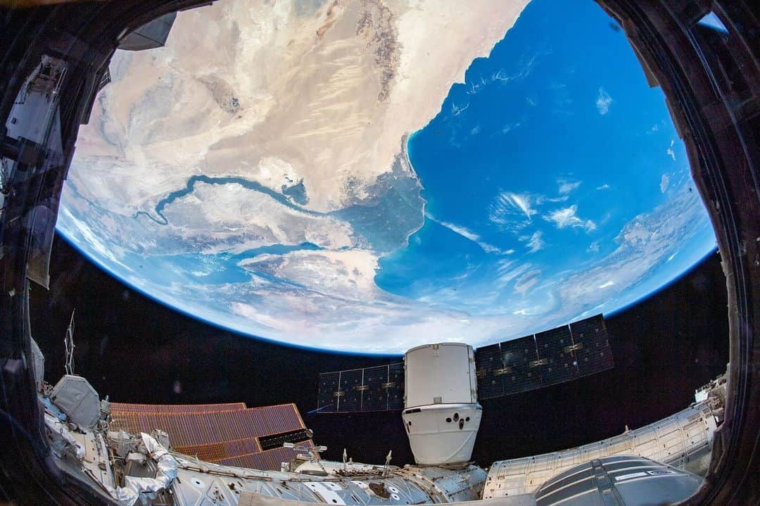 NASAさんのインスタグラム写真 - (NASAInstagram)「Don't quit your daydream! 🤩 Staring out of the window overlooking Earth is a one-of-a-kind view and our @NASAAstronauts have had the privilege of doing it since that start of the space program. Now sharing it with you on social media, through these images captured aboard the @ISS, we see the Earth as a globally connected, integrated and fascinating place. Take in the beauty of the place we call home, sweet home. ⁣ ⁣ Credit: NASA⁣ ⁣ #NASA #HomeSweetHome #Views #Space #Beauty ⁣」9月29日 9時25分 - nasa