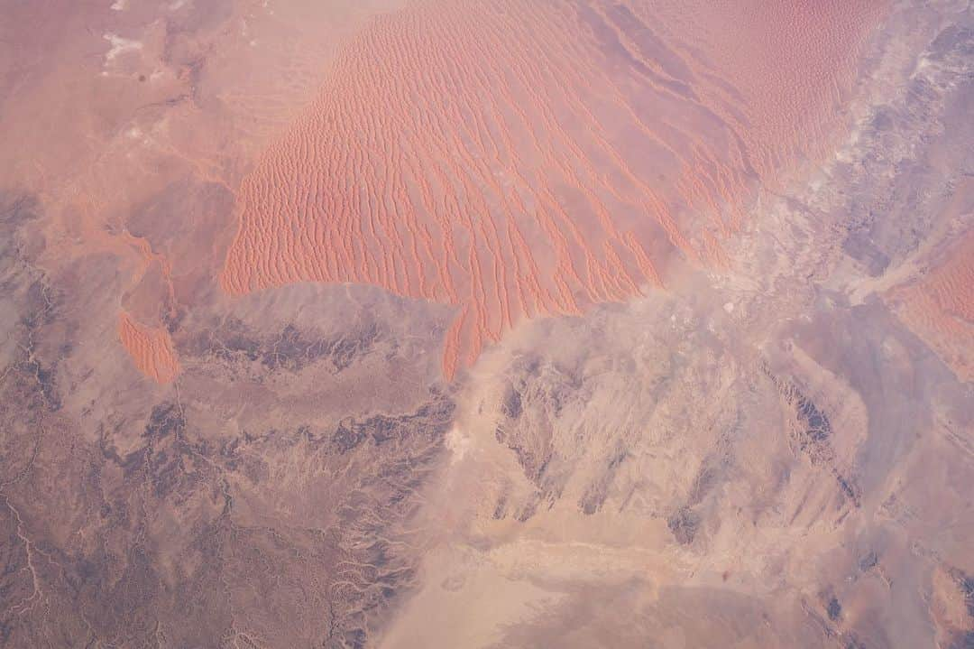 NASAさんのインスタグラム写真 - (NASAInstagram)「Don't quit your daydream! 🤩 Staring out of the window overlooking Earth is a one-of-a-kind view and our @NASAAstronauts have had the privilege of doing it since that start of the space program. Now sharing it with you on social media, through these images captured aboard the @ISS, we see the Earth as a globally connected, integrated and fascinating place. Take in the beauty of the place we call home, sweet home. ⁣ ⁣ Credit: NASA⁣ ⁣ #NASA #HomeSweetHome #Views #Space #Beauty ⁣」9月29日 9時25分 - nasa