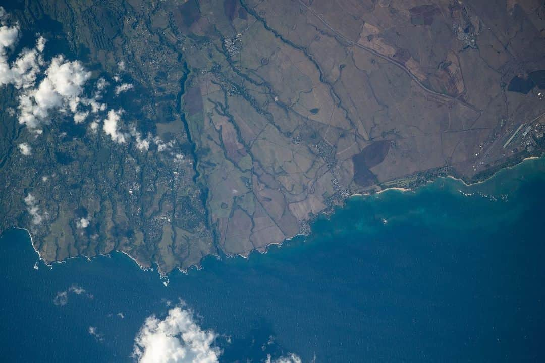 NASAさんのインスタグラム写真 - (NASAInstagram)「Don't quit your daydream! 🤩 Staring out of the window overlooking Earth is a one-of-a-kind view and our @NASAAstronauts have had the privilege of doing it since that start of the space program. Now sharing it with you on social media, through these images captured aboard the @ISS, we see the Earth as a globally connected, integrated and fascinating place. Take in the beauty of the place we call home, sweet home. ⁣ ⁣ Credit: NASA⁣ ⁣ #NASA #HomeSweetHome #Views #Space #Beauty ⁣」9月29日 9時25分 - nasa