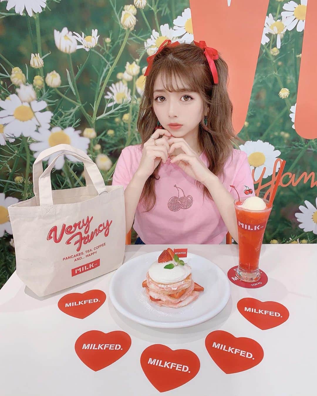 のインスタグラム：「🍒 . 26日からスタートしたばかりの @veryfancyme × @milkfedjp の コラボパンケーキを食べに行ったよ🥞💕 . 見た目も可愛いくてパンケーキもフワフワで とっても美味しかったぁー❤️ . 久しぶりにとびっきりガーリーな ファッションにしたよ🥺💕 . お気に入りの @kirsh_official のTシャツ着ていって あとからmilkfedのインスタ見たら コラボしててビックリした😳❣️❣️ . 可愛いすぎてコラボのお洋服欲しくなったー❤️ . 今度お買い物いこーっと😍💓 . 期間限定の可愛いピンクのパンケーキ食べにいってみて🎶 . #パンケーキ #veryfancy #表参道 #表参道カフェ #milkfed #ガーリーコーデ #pink #ribbon #ハート #えりんコーデ #えりんこヘアアレンジ #えりんこカフェ巡り」