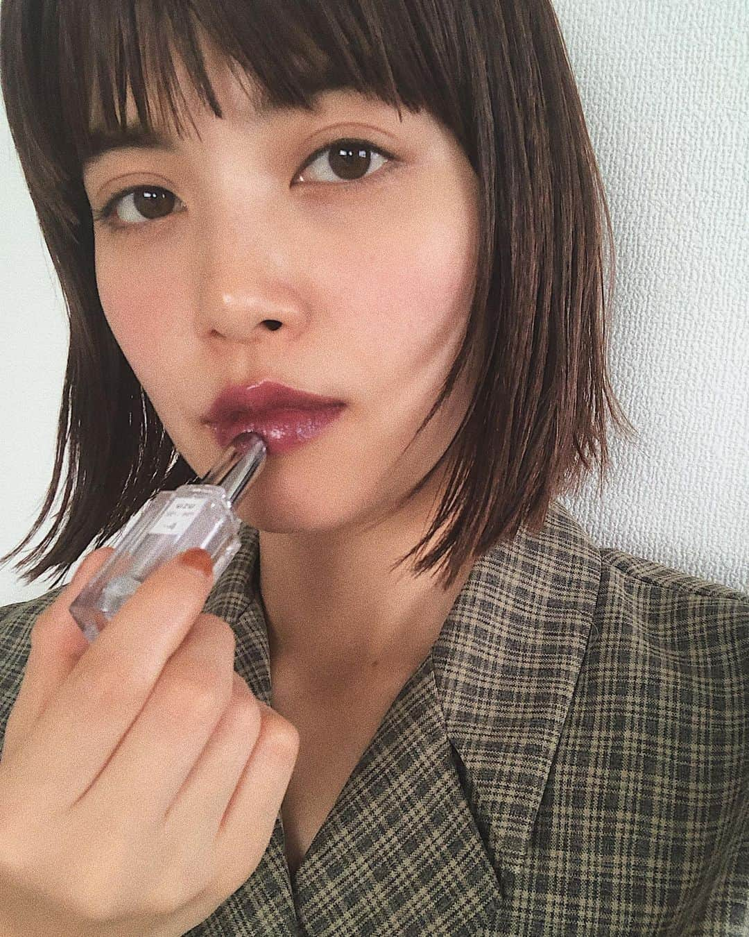 垣内彩未さんのインスタグラム写真 - (垣内彩未Instagram)「UZUの38℃／99℉のリップスティック −4 Plumで メイクも秋仕様。  こういう色はマットすぎると ちょっと挑戦しづらいけれど ツヤや透け感があって いつも同じようなメイクになりがちな私も 秋冬に向けて38℃メイクに。 これさえあれば 今っぽくなれるので 最近毎日バッグに忍ばせています♡  #UZU  #38C99F  #UnframeTheBeauty  #FLOWFUSHI  #UZUPR #kakiuchiayami_item」9月29日 9時45分 - kakiuchiayami