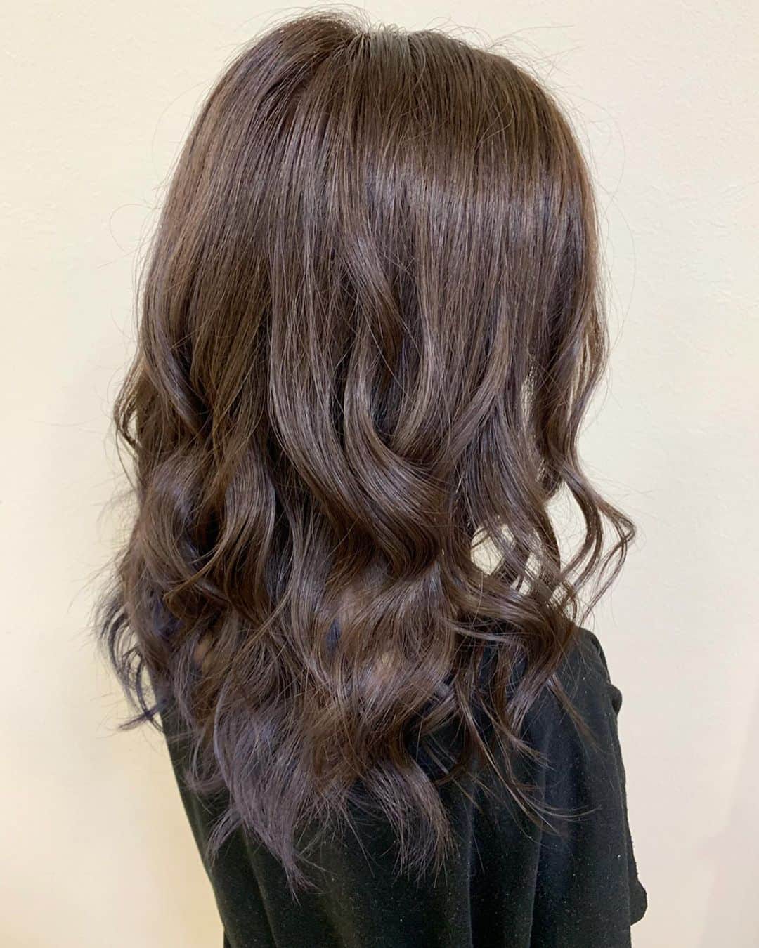 salon PRATiNO(サロンプラチノ)のインスタグラム：「. 💙全体ワンカラー💙. . 元々上の部分にはメッシュが入っていて 下はインナーカラーでブリーチしてある状態でした。  なので元々入ってる メッシュとインナーを いかして全体カラーしました💞  ワンカラーだけでも ベースにメッシュとインナーが入っていると 色の違いが綺麗にでます。 前回の施術を生かしたカラーになり、より可愛く出てきます💗  ベースの状態によっては それを生かしたスタイルのご提案も出来ますので 是非ご相談ください🙋🏼‍♀️✨✨ . . 【CLAVIS PRATINO】 ◇月曜日～土曜日 11:00～20:00 ◇日曜日 11:00～18:00 ※定休日なし ※時間外はお問い合わせください。 愛知県名古屋市中区錦3-4-19石垣ビル７Ｆ ☎︎052-962-7017 . #hairstyle #hair #cornrow #braids #clavispratino #spiralperm #pratino #hairsalon #nagoya #haircolor #love #派手髪 #外国人風カラー #バレイヤージュ #グラデーション #コーンロウ #ブレイズ #スパイラルパーマ #特殊ヘア #ブラックヘア #美容室 #ヘアサロン #ヘアスタイル #ヘアカラー #クラビスプラチノ #名古屋 #栄 #錦」