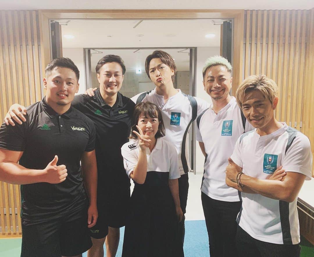 小椿希美のインスタグラム：「・ きのうは、ラグビー日本代表の試合を 豊田市のファンゾーンで 観戦しました✨ 日本勝利の興奮が 冷めやらないまま☺️☺️☺️ ラグビートークショーのステージ。 Sonar Pocketの ko-daiさん、mattyさん、 eyeronさん トヨタ自動車ヴェルブリッツの 加藤竜聖選手と藤井諒選手に ハーフタイムトークショーで ラグビーの話を たっぷり伺いました。 ・ ソナーポケットの3人は、 名古屋出身で ラグビーワールドカップ2019では 開催都市特別サポーターとして 地元愛知県を盛り上げいます！ はじめてお会いしたんですが、 ko-daiさんが ラガーマンの様な体格で😳 選手と間違えそうになって しまいました、、、 mattyさんとeyeronさんが 私の挙動を察していて トークショーでは 「ko-daiさんはラガーマン？」と いう話題も急遽ふらせて いただきました😂ノリが良く 優しいソナーポケットの皆さんに 感謝です✨ ・ 昨日の試合で大活躍だった 姫野和樹選手が所属する トヨタ自動車ヴェルブリッツの 加藤選手と藤井選手も 日本の勝利に大興奮！！ 他の選手もたくさんいらしていて スタンバイ場所にあったテレビを スクラム張りに密集して囲んで 声援を送っていました☺️ ・ この一体感の中で 歴史的な一戦を観ることが出来 お仕事が出来たこと 本当に本当に幸せでした。 そしていよいよ 第3戦は、愛知県豊田市で 日本代表の試合が行われます！！ この試合で日本の 決勝トーナメント進出が決まるかも しれないというという 大注目の一戦✨ パブリックビューイングも もちろん10月5日も開催されるので ぜひお越しください😊✨ ・ お仕事終わりに、 会社の仲間とビールで祝勝会も🍻 普段、夜のニュースを担当しているので お仕事終わりの一杯が とっても嬉しかったです♡ ラグビー熱に感化されて、 みんな自腹で買ったユニフォームを身に纏い お仕事の話で熱く盛り上がりました。 写真だと、中学生の夏服か😳😳みたいな 雰囲気ですが ラグビーワールドカップ2019の ポロシャツで、白×紺×赤の シンプルで可愛いデザイン✨です。 ・ #ラグビーワールドカップ2019 #ラグビー応援#豊田ファンゾーン #スカイホール豊田 #ソナーポケット#トヨタ自動車ヴェルブリッツ #加藤竜聖#藤井諒 #ラグビー日本代表#姫野和樹」