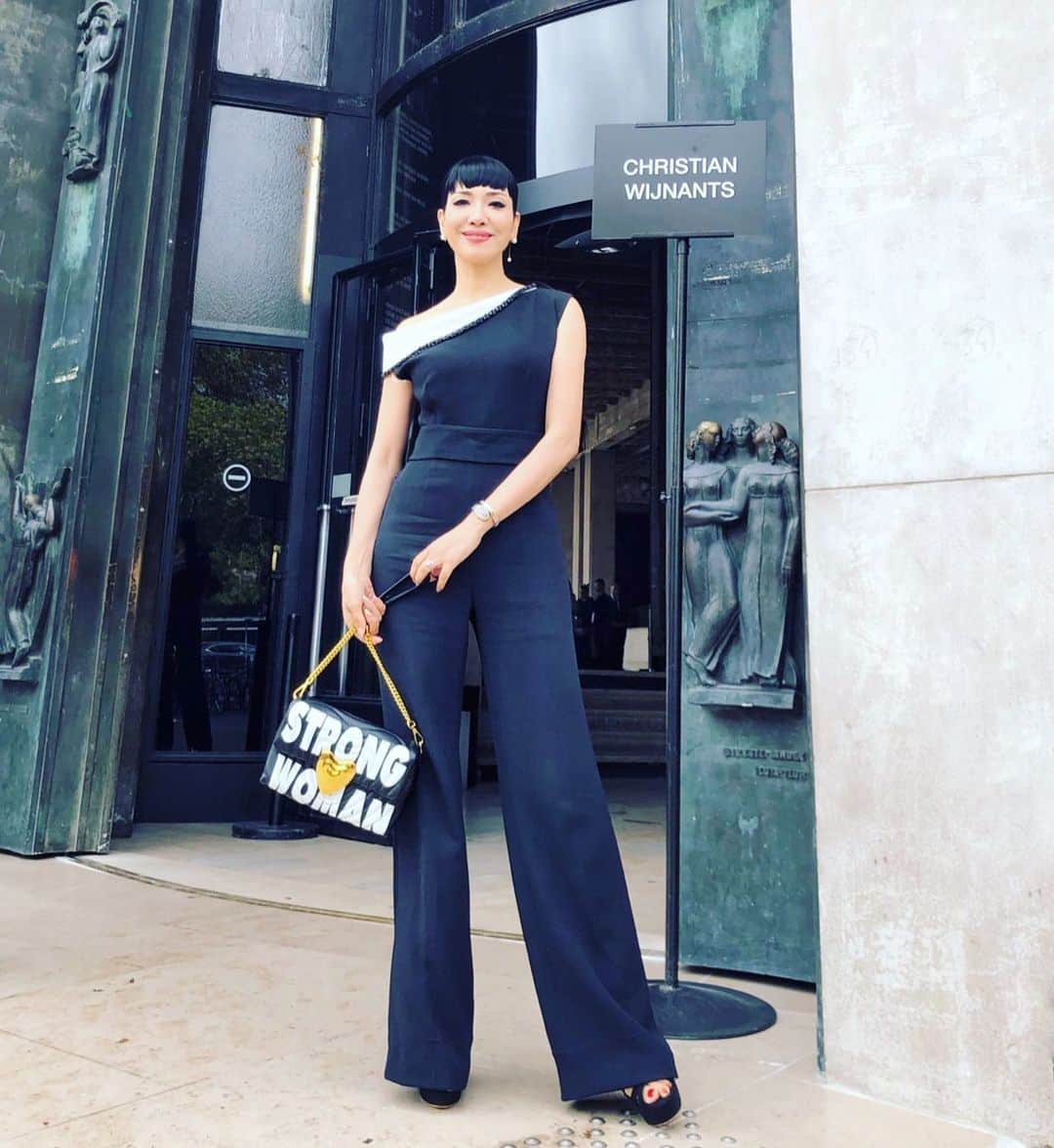 のインスタグラム：「クリスチャンワイナンツ  2020 S/S パリコレクションへ👠✨ ウェアラブルでゆったりしていて、動くととてもフェミニン、 カジュアルとエレガントのMIXが得意なワイナンツ✨ 柔らかく幻想的な、色や素材合わせが、いつもロマンティックながら実用的で、美しい色のトップスが欲しくなります✨  #肩がアシンメトリーオールインワンは @escada #クリスチャンワイナンツは表情豊かなニットウエアと柔らかく多彩な色使いが特徴✨ #今年の秋冬もワイナンツの欲しいニットが沢山ある！ @christianwijnants @escadaofficial」