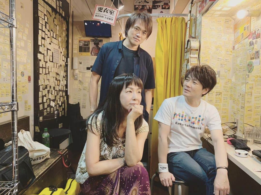 近藤薫のインスタグラム：「久しぶりのQoonieさんとのステージ。音楽を思い切り楽しめました。ありがとうございました！ #moZku #天窓 #live #acoustic」