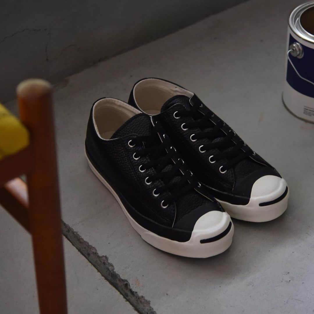 のインスタグラム：「ビオトープ＋コンバース👟 ・ 歩きやすさと疲れにくさ。 結局スニーカーばかり履いてしまう😅 ・ そんな時に見つけた大人カジュアルなスニーカー。 ・ 人気ショップ、ビオトープとコンバースのコラボスニーカーです☺️ ・ レザーで高級感もあるのに、履きやすさはそのまま！ ・ ゆるいパンツでも、きれいめスカートでも👍 ・ ブログでは、今年買った当たりなシューズをご紹介しています😆 ・ @mi1341 ←プロフィールのURLからブログへ飛べます。 ・ 是非ご覧頂けたら嬉しいです✨ ・ #めがねとかもめと北欧暮らし#スニーカー#コンバース#ビオトープ#コラボスニーカー#大人カジュアル#コーデ#土間#玄関#北欧ヴィンテージ家具#北欧ヴィンテージ#北欧インテリア ・」
