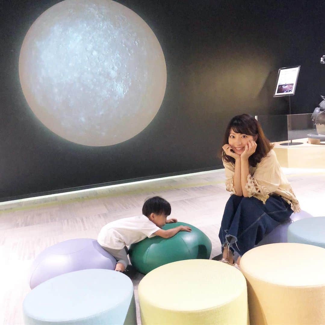 筧沙奈恵さんのインスタグラム写真 - (筧沙奈恵Instagram)「多摩の魅力発信プロジェクト @tamahatsu_official で、子どもたちと郷土の森博物館に行ってきました✨ ・ まずは、プラネタリウムまでの待ち時間に宇宙についての展示を😌 ・ 本物の隕石を持ち上げることができたり、アポロ11号についての説明ムービーを見たり、ロケットを開発しているところの模型を眺めたりしました！ ・ 実際に隕石を触ったり、模型を見ながら「この人はどこだ？」というようなクイズを解いたりできて、子どもも一緒に楽しめる工夫がたくさんされていました✨ ・ 娘も「これは何ー？」「この人は誰ー？」と興味津々！博物館は、なんでも興味がある6歳の娘にピッタリ👧 ・ 息子も娘のマネをして隕石を触ったりしていました👦 ・ いよいよプラネタリウムの時間！こどもの時間の回に行ったので、秋の星座の紹介のあと、『ポラリス2 ルシアと流れ星の秘密』というストーリーを大画面の4Kで楽しむことができました✨映画より大迫力で、本当に月を冒険しているような気分になりました🌕 ・ その日の夜、早速娘が星空を見上げて「あ！プラネタリウムで見た夏の大三角見つけたよー！」と✨さすが子どもは吸収が早い！もっと娘にたくさんのことを吸収させてあげたいなと思いました。 ・ #多摩の魅力発信プロジェクト #たま発 #tamahatsu #PR  #郷土の森博物館 #府中 #子連れお出かけ #博物館 #プラネタリウム」9月29日 10時19分 - sanaekakei