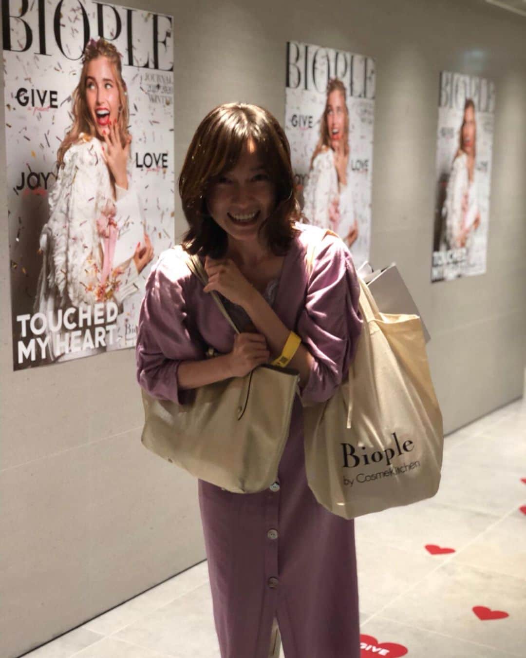 小橋めぐみのインスタグラム：「毎回刺激を受けるビープルフェスへ。 楽しく、美味しく、キレイになるものに溢れながら、一過性のものにならずに、その一歩先へ。 使い続けたらどうなるか？ということまで考えることは、とっても大切だなぁと💡今回もステキな出会いが、沢山ありました。少しずつ、暮らしに取り入れていきたいなぁ。 このフェスに欠かさず一緒に行っているあやちゃんも、相変わらずマイナスイオンが漂っていて癒されました🥰 @ayako_omura  #bioplefes」