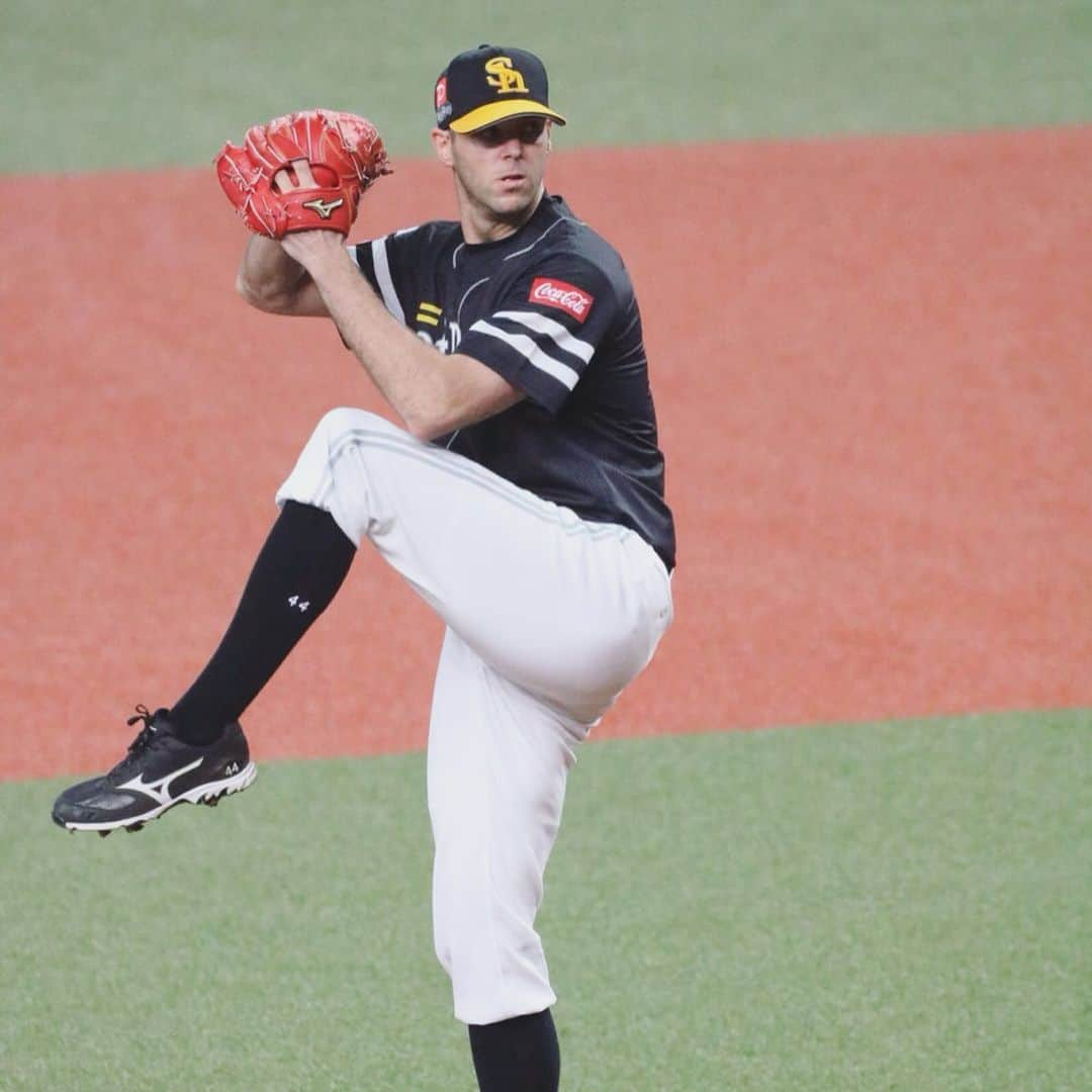 リック・バンデンハークさんのインスタグラム写真 - (リック・バンデンハークInstagram)「Kezo Kawashima is always smiling and keeping it loose! Such a valuable and great player. Thanks for keeping it loose yesterday in the 5th on the mount!😁 Congrats to Nomura @daiju8989 with his first NPB hit!👏🏻 Today the last game of the 2019 regular season. Let’s go @softbankhawks_official 🚀 NEXT WEEK PLAY OFF TIME!  #sbhawks #vandy44 #バンデンハーク #川島慶三 #野村大樹 #ソフトバンクホークス #npb #climaxseries2019」9月29日 10時36分 - rick_vdhurk