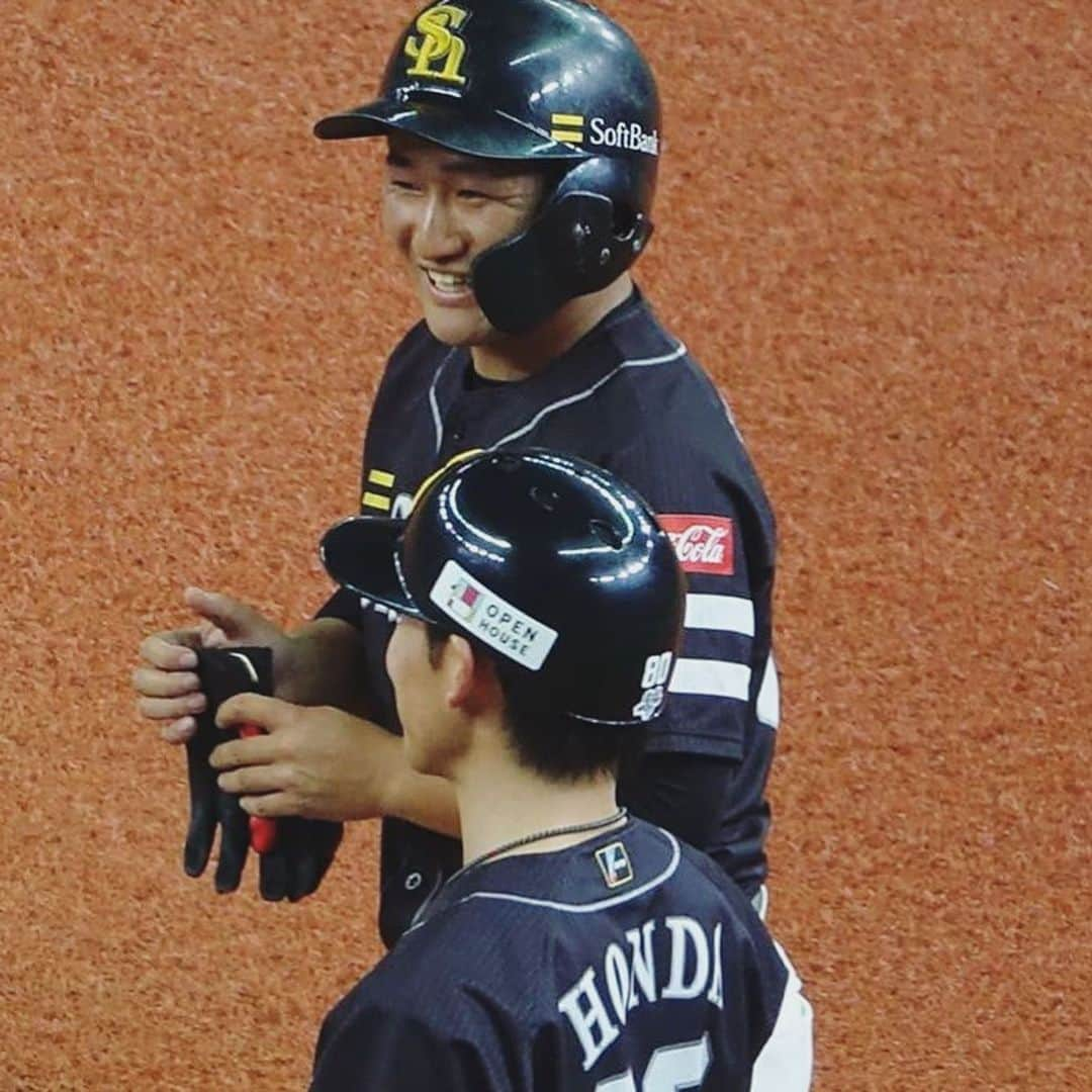 リック・バンデンハークさんのインスタグラム写真 - (リック・バンデンハークInstagram)「Kezo Kawashima is always smiling and keeping it loose! Such a valuable and great player. Thanks for keeping it loose yesterday in the 5th on the mount!😁 Congrats to Nomura @daiju8989 with his first NPB hit!👏🏻 Today the last game of the 2019 regular season. Let’s go @softbankhawks_official 🚀 NEXT WEEK PLAY OFF TIME!  #sbhawks #vandy44 #バンデンハーク #川島慶三 #野村大樹 #ソフトバンクホークス #npb #climaxseries2019」9月29日 10時36分 - rick_vdhurk