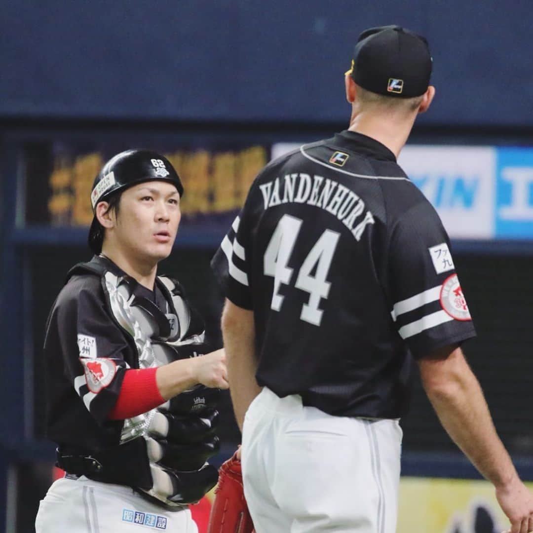 リック・バンデンハークさんのインスタグラム写真 - (リック・バンデンハークInstagram)「Kezo Kawashima is always smiling and keeping it loose! Such a valuable and great player. Thanks for keeping it loose yesterday in the 5th on the mount!😁 Congrats to Nomura @daiju8989 with his first NPB hit!👏🏻 Today the last game of the 2019 regular season. Let’s go @softbankhawks_official 🚀 NEXT WEEK PLAY OFF TIME!  #sbhawks #vandy44 #バンデンハーク #川島慶三 #野村大樹 #ソフトバンクホークス #npb #climaxseries2019」9月29日 10時36分 - rick_vdhurk