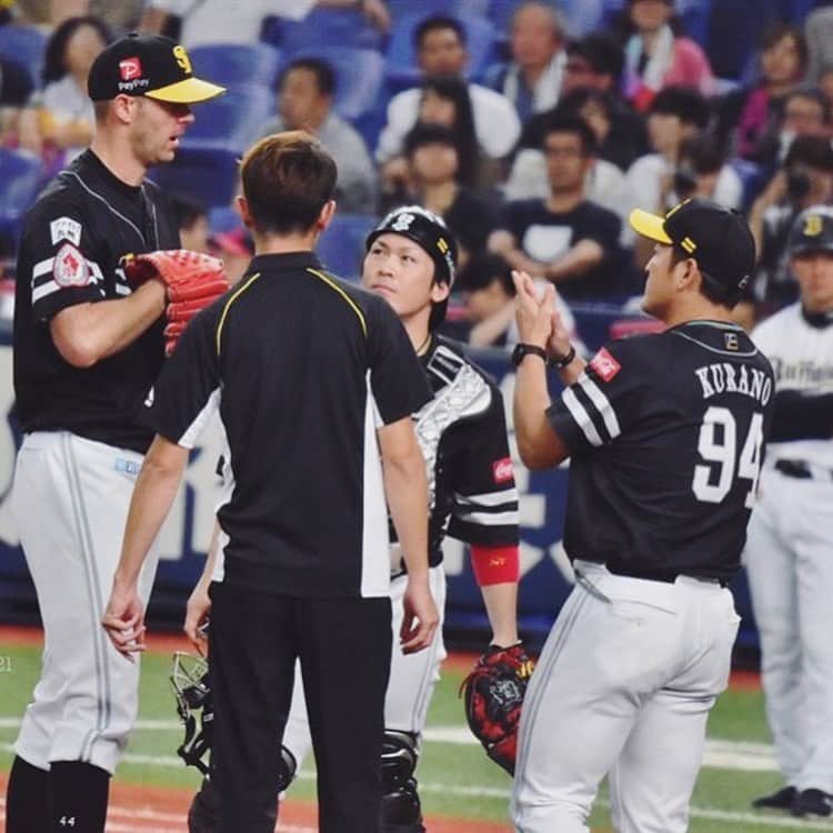 リック・バンデンハークさんのインスタグラム写真 - (リック・バンデンハークInstagram)「Kezo Kawashima is always smiling and keeping it loose! Such a valuable and great player. Thanks for keeping it loose yesterday in the 5th on the mount!😁 Congrats to Nomura @daiju8989 with his first NPB hit!👏🏻 Today the last game of the 2019 regular season. Let’s go @softbankhawks_official 🚀 NEXT WEEK PLAY OFF TIME!  #sbhawks #vandy44 #バンデンハーク #川島慶三 #野村大樹 #ソフトバンクホークス #npb #climaxseries2019」9月29日 10時36分 - rick_vdhurk