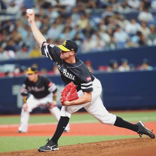 リック・バンデンハークさんのインスタグラム写真 - (リック・バンデンハークInstagram)「Kezo Kawashima is always smiling and keeping it loose! Such a valuable and great player. Thanks for keeping it loose yesterday in the 5th on the mount!😁 Congrats to Nomura @daiju8989 with his first NPB hit!👏🏻 Today the last game of the 2019 regular season. Let’s go @softbankhawks_official 🚀 NEXT WEEK PLAY OFF TIME!  #sbhawks #vandy44 #バンデンハーク #川島慶三 #野村大樹 #ソフトバンクホークス #npb #climaxseries2019」9月29日 10時36分 - rick_vdhurk