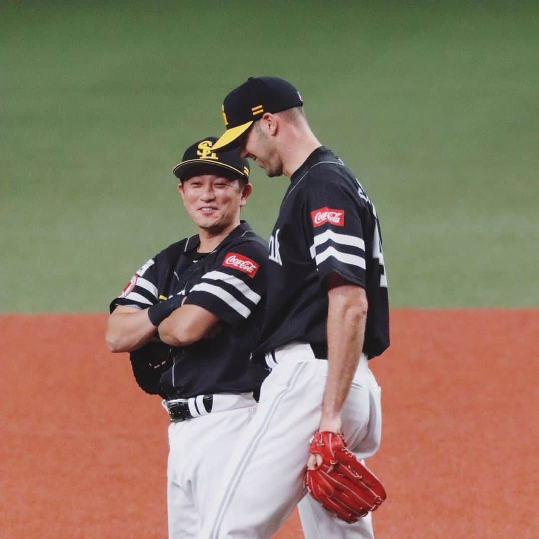 リック・バンデンハークさんのインスタグラム写真 - (リック・バンデンハークInstagram)「Kezo Kawashima is always smiling and keeping it loose! Such a valuable and great player. Thanks for keeping it loose yesterday in the 5th on the mount!😁 Congrats to Nomura @daiju8989 with his first NPB hit!👏🏻 Today the last game of the 2019 regular season. Let’s go @softbankhawks_official 🚀 NEXT WEEK PLAY OFF TIME!  #sbhawks #vandy44 #バンデンハーク #川島慶三 #野村大樹 #ソフトバンクホークス #npb #climaxseries2019」9月29日 10時36分 - rick_vdhurk