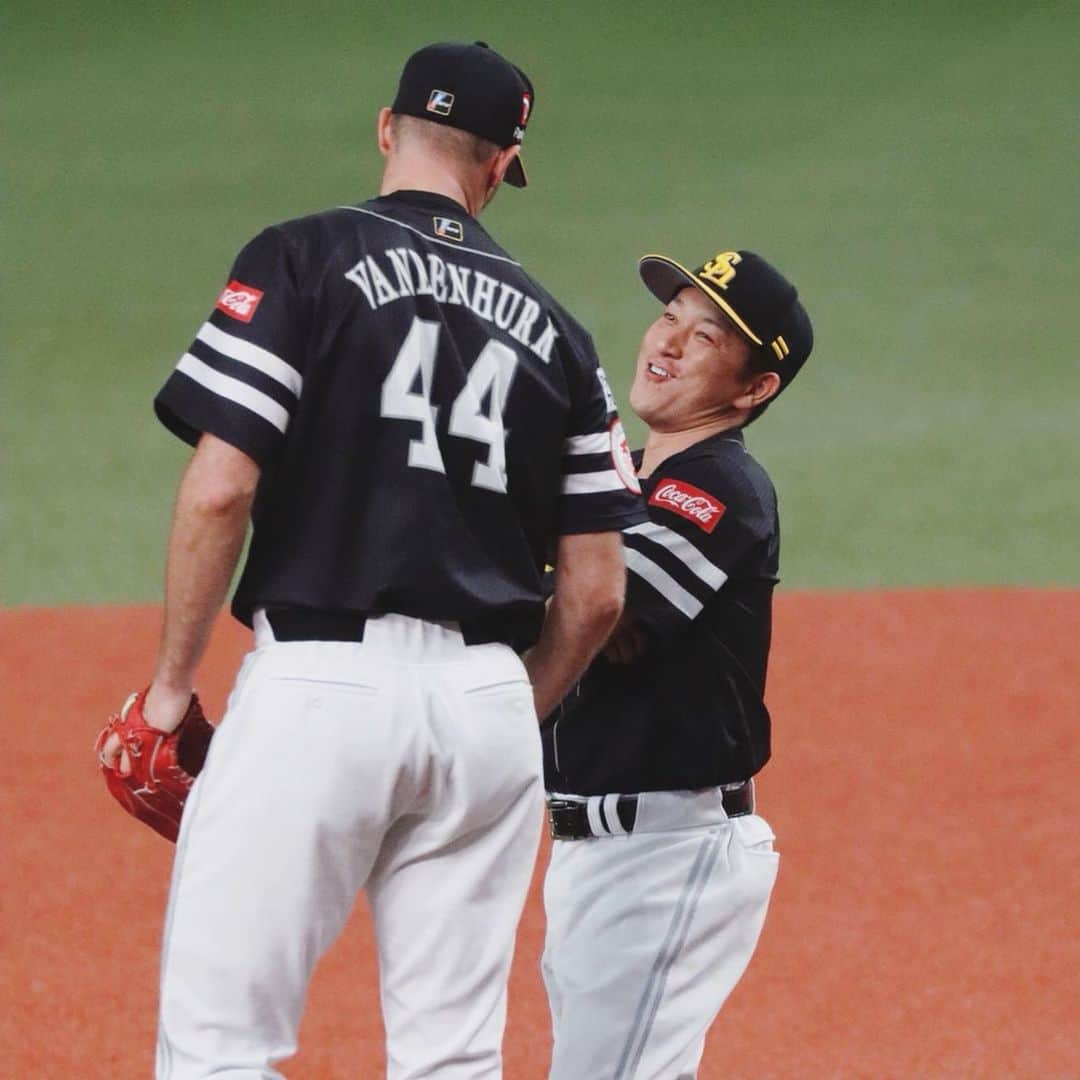 リック・バンデンハークさんのインスタグラム写真 - (リック・バンデンハークInstagram)「Kezo Kawashima is always smiling and keeping it loose! Such a valuable and great player. Thanks for keeping it loose yesterday in the 5th on the mount!😁 Congrats to Nomura @daiju8989 with his first NPB hit!👏🏻 Today the last game of the 2019 regular season. Let’s go @softbankhawks_official 🚀 NEXT WEEK PLAY OFF TIME!  #sbhawks #vandy44 #バンデンハーク #川島慶三 #野村大樹 #ソフトバンクホークス #npb #climaxseries2019」9月29日 10時36分 - rick_vdhurk