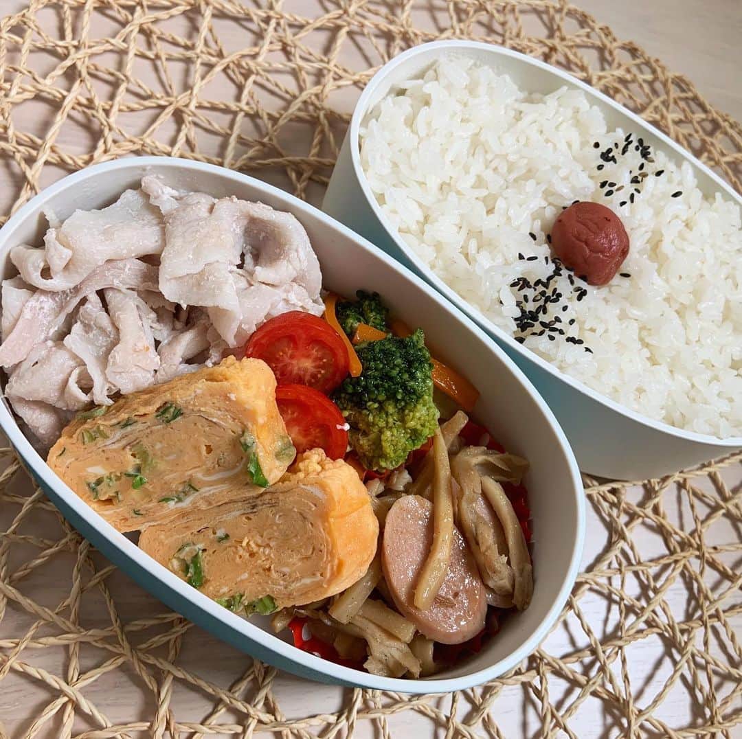 本田しおりのインスタグラム：「#今日のお弁当  #豚しゃぶ弁当 #豚しゃぶ#ブロッコリー🥦と人参の🥕オイスターナムル#舞茸と筍と魚肉ソーセージのガーリックソテー#ネギ入りだし巻き卵  #お弁当 #本田弁当 #旦那さん弁当 #神ちゃん弁当  #神弁」