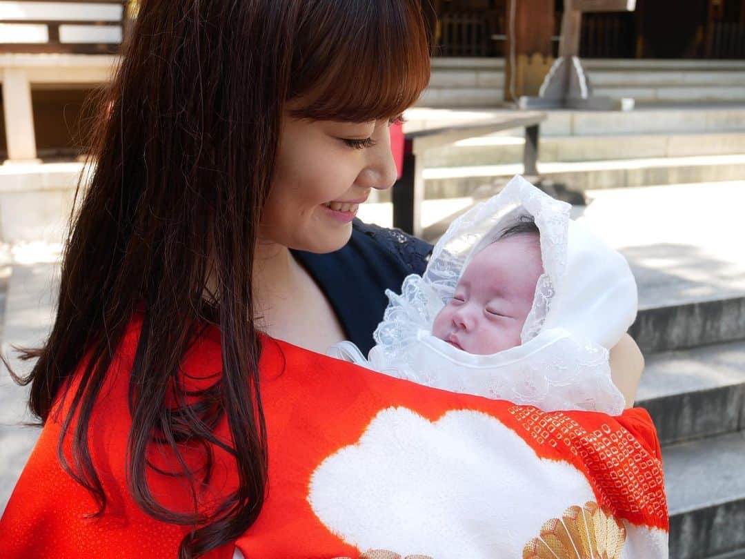 菊井彰子さんのインスタグラム写真 - (菊井彰子Instagram)「昨日はお宮参りでした👶👘 お天気にも恵まれて、この日を無事に迎えられたことに感謝します❤️娘が健康に育ちますように🙏 家族行事ということなので恒例の姉も参加しました🙆‍♀️笑 #柳めぐみ #お宮参り  #お宮参りフォト #おやばか部  #親バカ  #女の子ベビー  #女の子のママ #女の子ママ  #赤ちゃんのいる暮らし #赤ちゃんのいる生活 #ままのて #おうちじかん #赤ちゃんとママ  #0歳　　#ベビー #親バカ部　#8月生まれ　#成長記録　#育児記録　#娘 #コドモノ #ママリ #子供の日常をもっと写真に #ベビメモリ  #ベビスタグラム #ママカメラ」9月29日 10時38分 - yanakiku_kiku