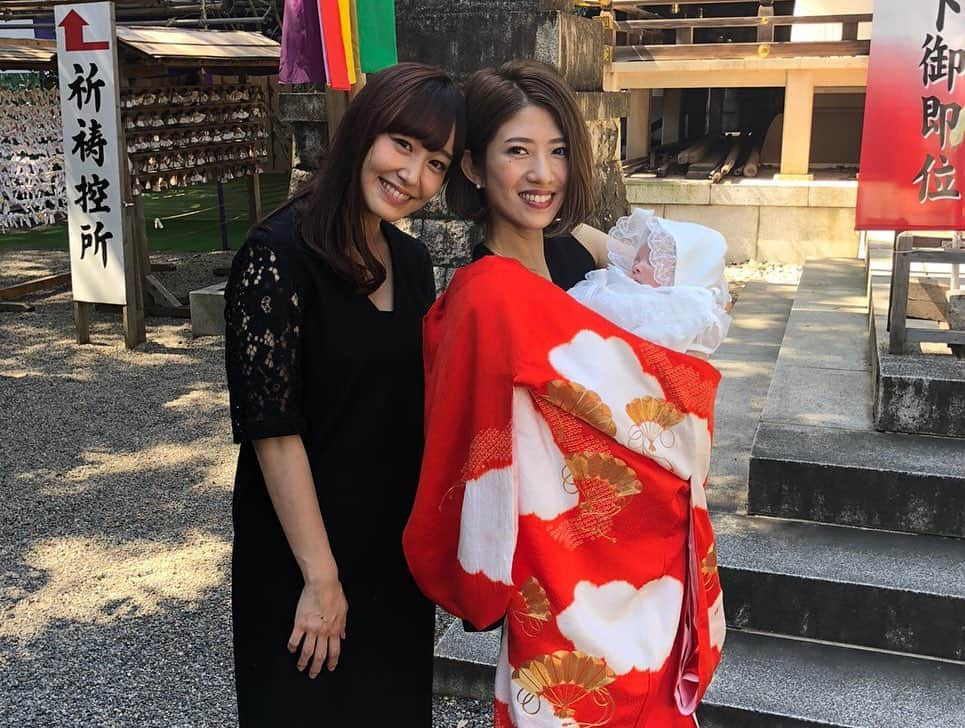 菊井彰子さんのインスタグラム写真 - (菊井彰子Instagram)「昨日はお宮参りでした👶👘 お天気にも恵まれて、この日を無事に迎えられたことに感謝します❤️娘が健康に育ちますように🙏 家族行事ということなので恒例の姉も参加しました🙆‍♀️笑 #柳めぐみ #お宮参り  #お宮参りフォト #おやばか部  #親バカ  #女の子ベビー  #女の子のママ #女の子ママ  #赤ちゃんのいる暮らし #赤ちゃんのいる生活 #ままのて #おうちじかん #赤ちゃんとママ  #0歳　　#ベビー #親バカ部　#8月生まれ　#成長記録　#育児記録　#娘 #コドモノ #ママリ #子供の日常をもっと写真に #ベビメモリ  #ベビスタグラム #ママカメラ」9月29日 10時38分 - yanakiku_kiku