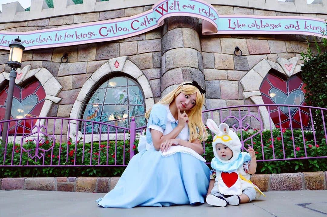 伊藤澄花のインスタグラム：「今年からは息子くんもDハロ仲間😇🏰 初仮装は白うさぎでした🐰♦️♠️ このモコモコちゃんもう着れないって思うと めちゃくちゃさみしいな、、(笑) 息子くん2回目のディズニーランドは 歩いてるだけで満足してるようでした🌼 次は大好きミッキーに会いにいこうね！！ . .  #ディズニー #ふしぎの国のアリス #不思議の国のアリス #アリスインワンダーランド #アリス #ディズニーハロウィン #dハロ仮装 #dハロ #親子仮装 #instadisney #disneygram #waltdisney #disneylife #disneystyle #disneylove #disneylover #disneyparks #disneyland #tokyodisneyland #tdl #disneycosplay #alicecosplay #aliceinwonderland #cosplay #family #familyphoto #familycostume #familycostumes #familycosplay #disneyfamily」