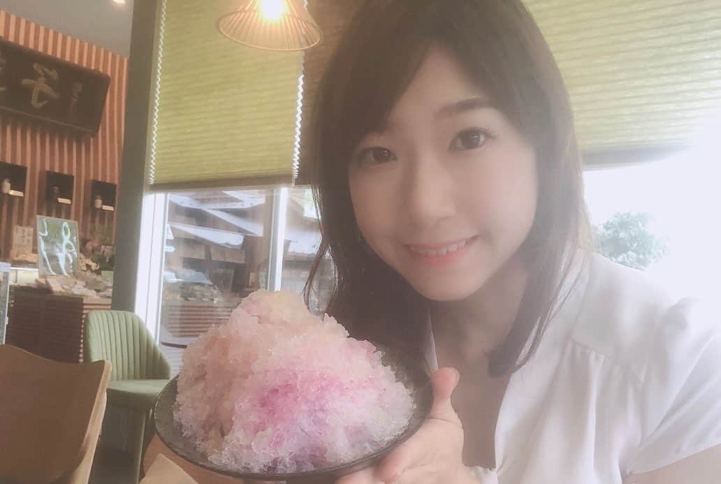 女子アナ47のインスタグラム：「. こんにちは、47発信プロジェクトです！本日は多賀祐子アナウンサーが『金沢らしい和のひんやりスイーツはいかが？』をお届けします！ . 女子アナ47、石川県で活動しているフリーアナウンサーの多賀祐子です。 さて、残暑が厳しい日々が続いておりますので、今回は、金沢のひんやりスイーツをご紹介します。というのも、夏休み中、旅先の東京で、かき氷を３日連続で食べたわが子たち。 「東京はすごいわ！オシャレなかき氷ばかりある～！」 と、興奮していたんですね。 ん？ちょっと待って！ 金沢にだって、シロップかけ放題のお祭り屋台かき氷だけじゃなくて、オシャレなかき氷を食べられるお店もあるのよ！・・・・・・ . 続きはトップページのリンクから『47発信プロジェクト』へ！ . #47発信プロジェクト #アナウンサー #フリーアナウンサー #女子アナ #女子アナ47 #地方創生 #地方創生アナウンサー #マッチングサイト #マッチングサービス #47発信プロジェクト #多賀祐子 #石川県 #金沢 #かき氷」