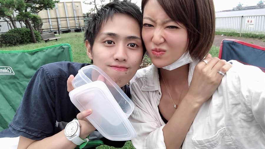 のインスタグラム：「. . 9/14 秘密基地みたいなところでBBQしてきたよ🙌🏼 寝坊して、遅刻したんだけど タクシーの運転手さんに全然違うところ連れてかれるし🤯  とんでもなく楽しかった🙌🏼 ありがとうー💋 嫁は相変わらず可愛かった🥰 . . #bbq #bbq🍖  #drink #champagne #レモンサワー #シャンパン #バーベキュー」